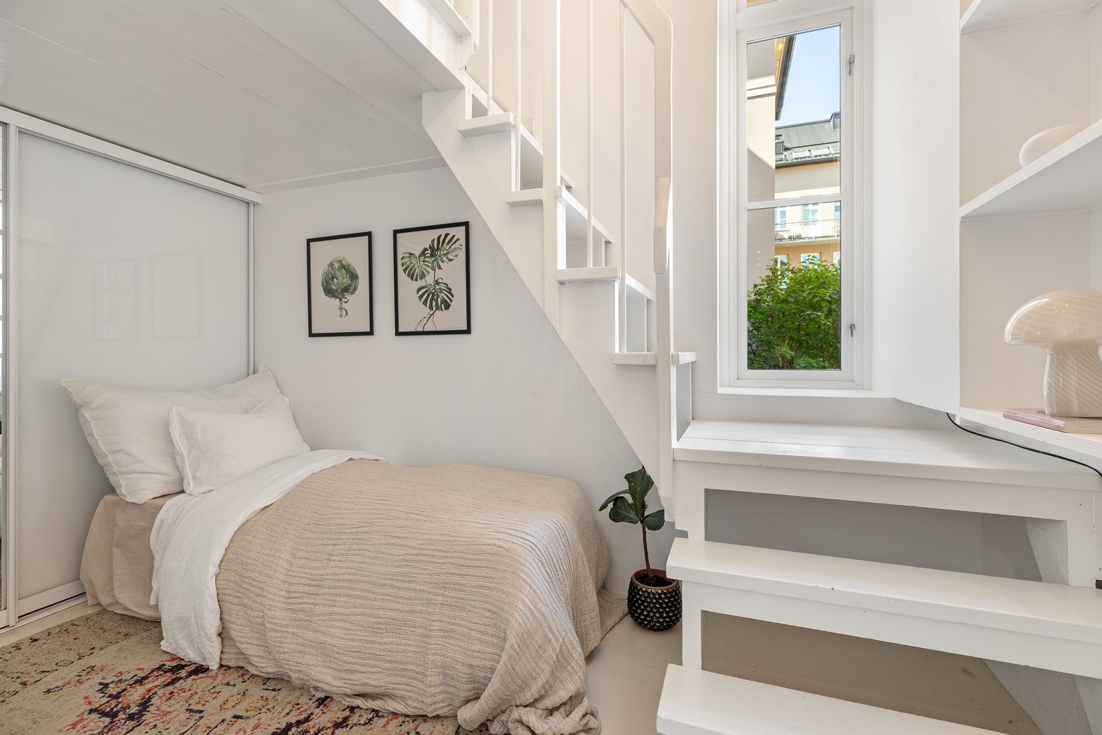 Romslig soverom med hems som kan brukes til soveplass eller ekstra lagringsplass Galleribilde