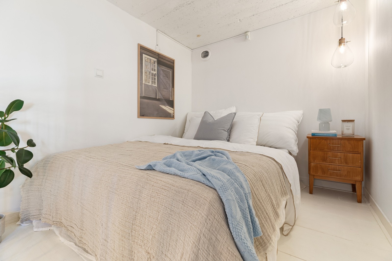 Soverom. Mesanin/hems på soverommet er målt til ca. 5 kvm med en takhøyde på ca. 2 meter. Galleribilde