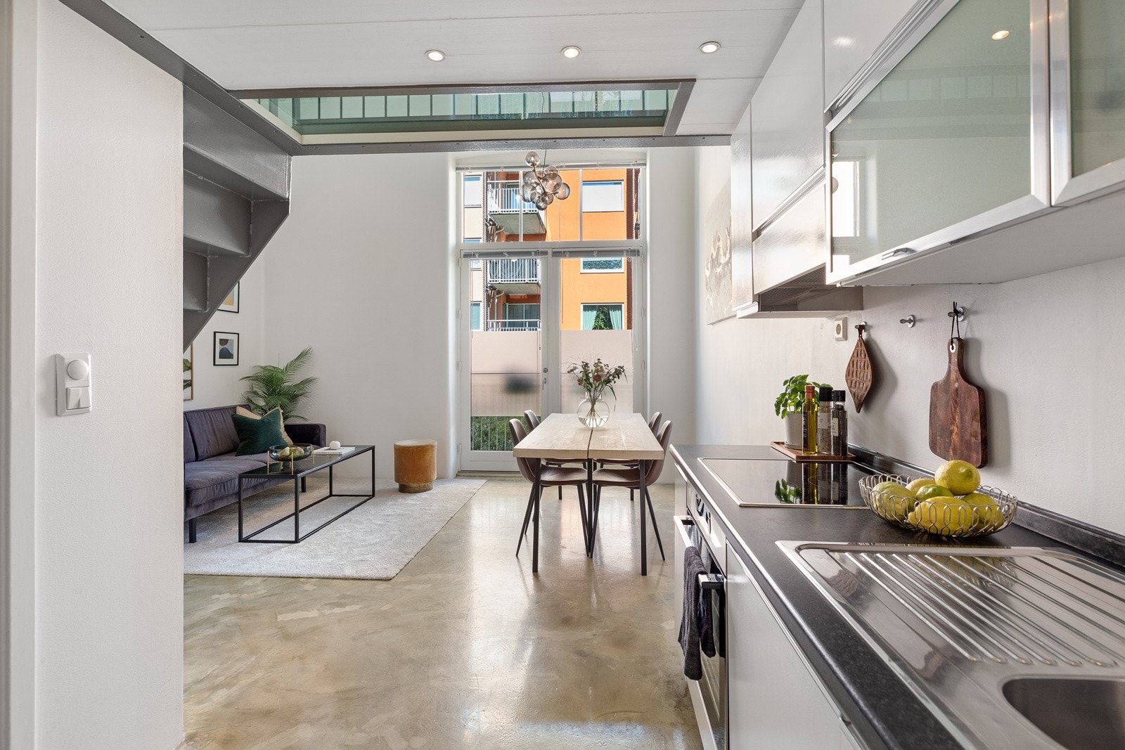 Stue m/åpen kjøkkenløsning og god spiseplass Galleribilde