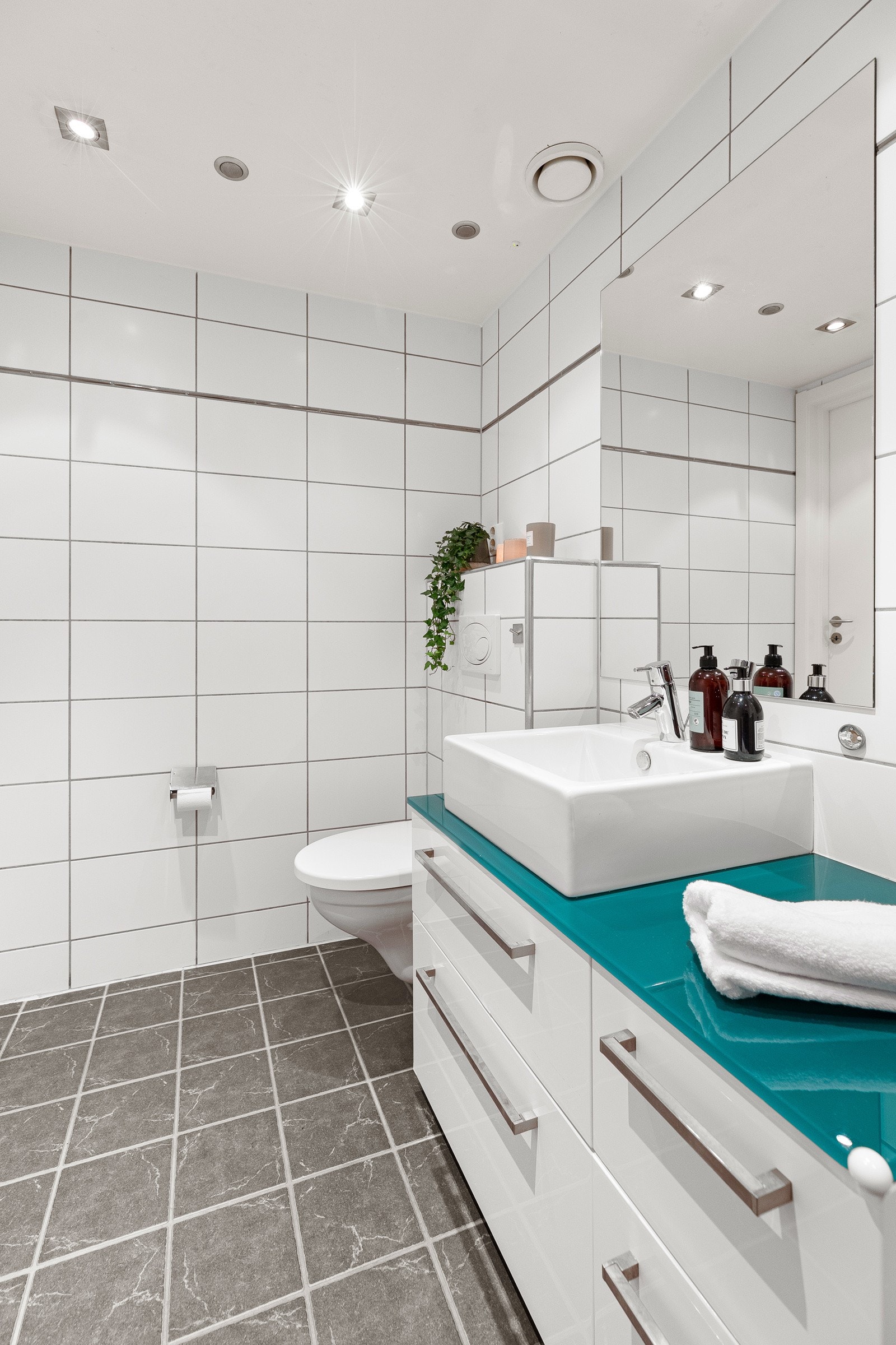 Italiensk designvaskeservant med glassplate Galleribilde