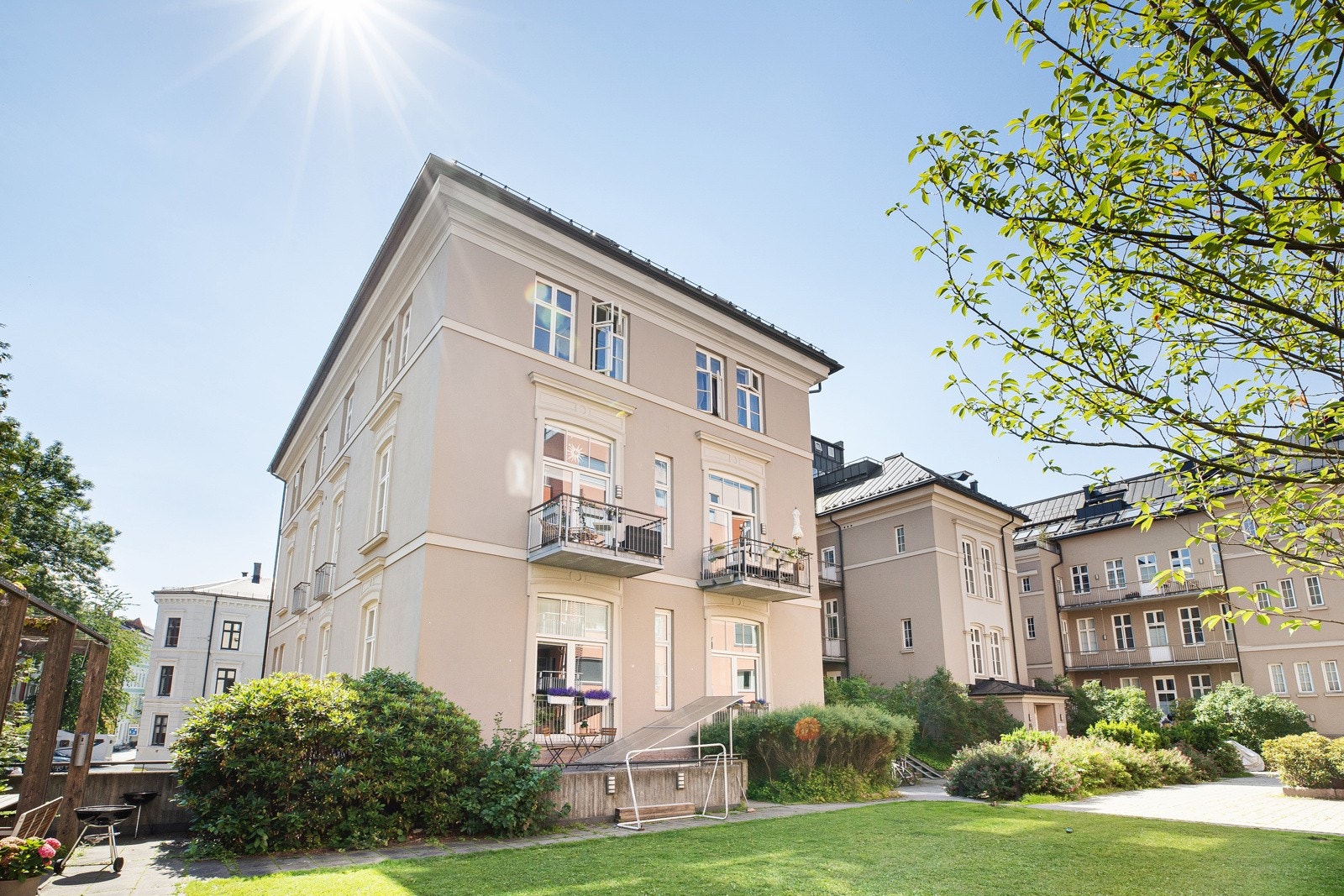 Denne gamle Øyeklinikken ved Rikshospitalet ble opprinnelig oppført ca. 1915 og omgjort til leiligheter i år 2000 Galleribilde