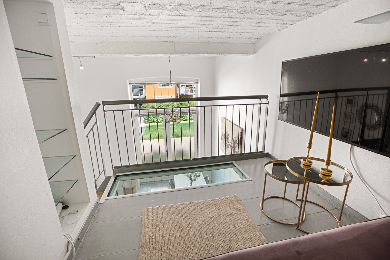 Mesanin i stuen kan også brukes som et gjesterom, barnerom, ekstra rom, kontor mm. Galleribilde