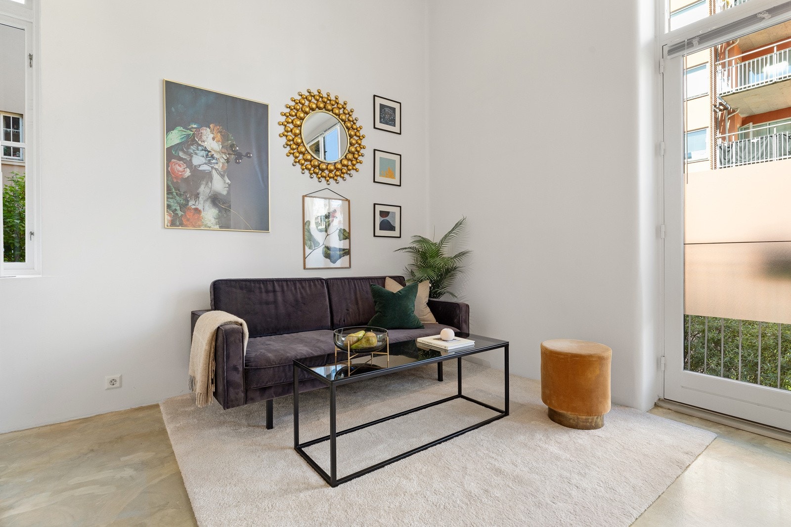 Stue med god plass til sofa og spisebord Galleribilde