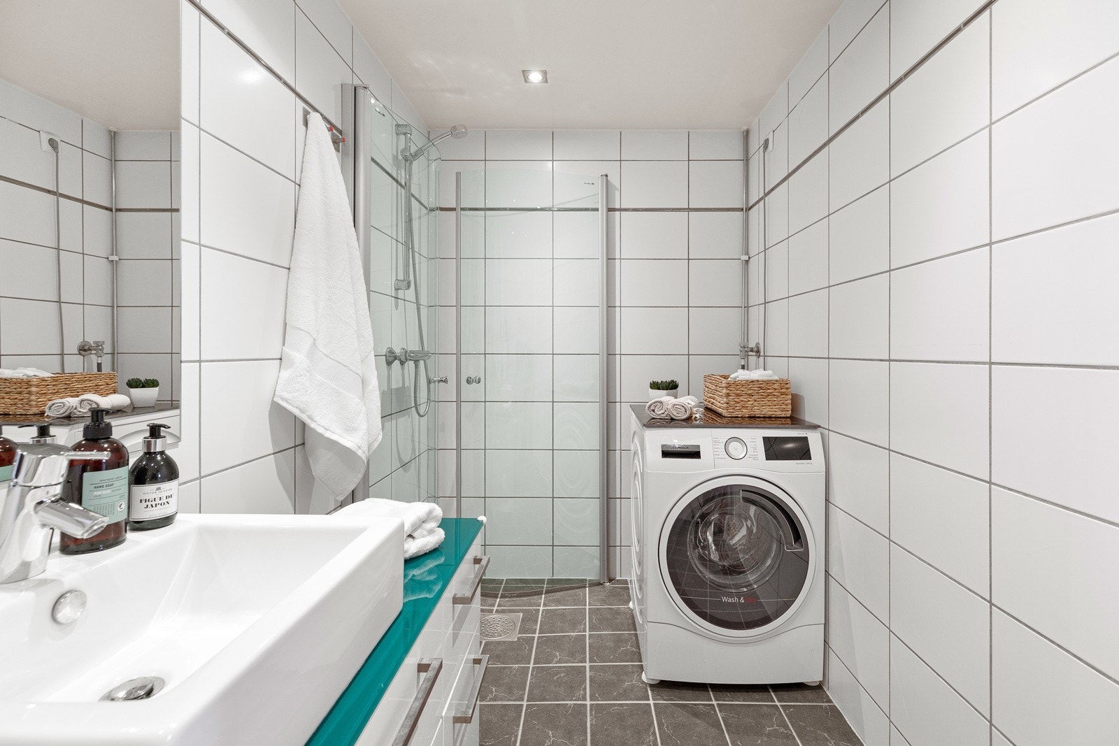 Dusjnisje med skyvedører som kan foldes inn i glass Galleribilde