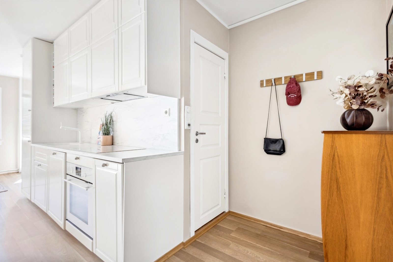 Velkommen inn! Fra entréen kommer man inn til det lekre badet fra 2022 Galleribilde