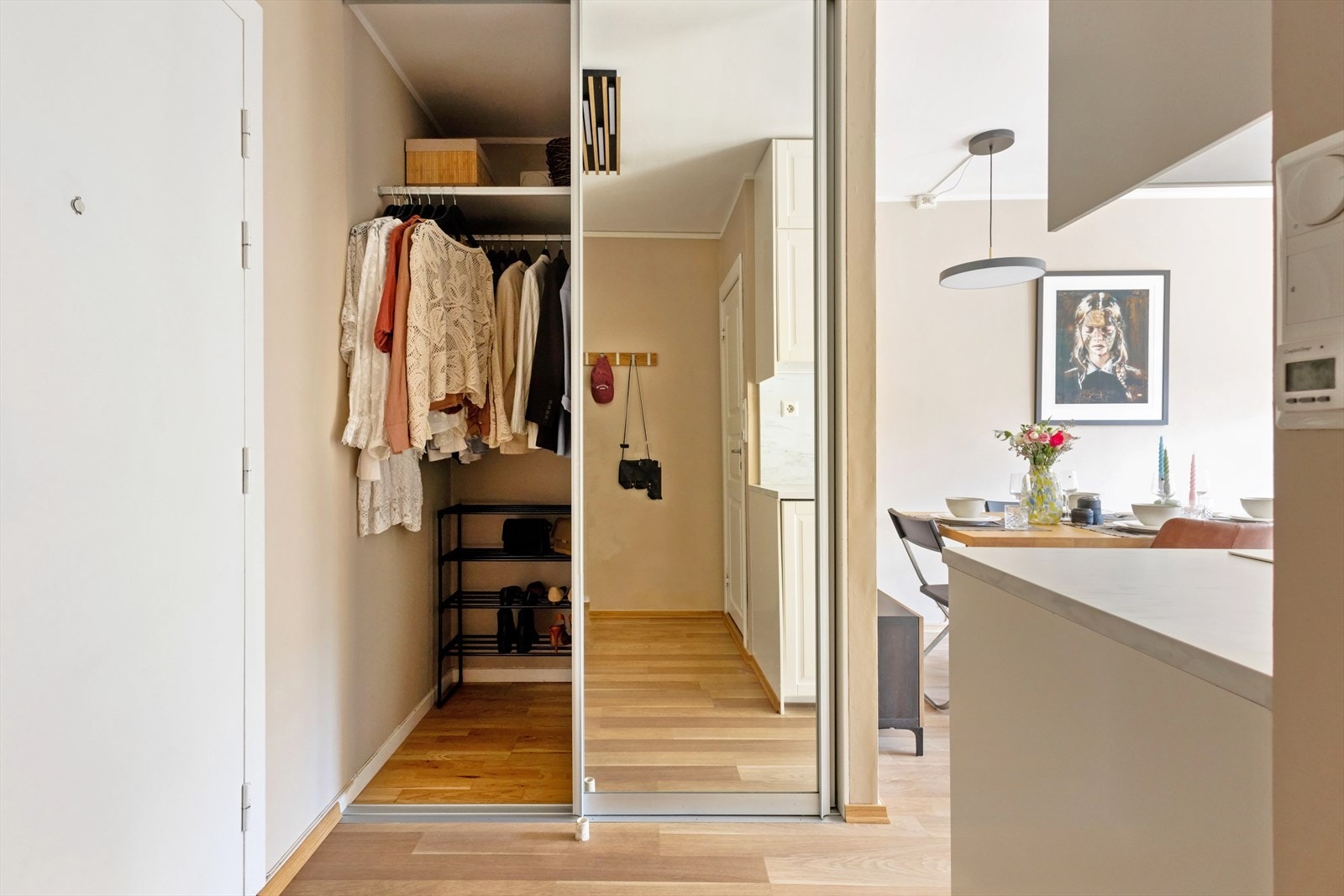 Svært praktisk skyvedørsgarderobe/walk in med speilfronter i entré. I tillegg disponerer leiligheten en kjellerbod på ca 2,2m² Galleribilde