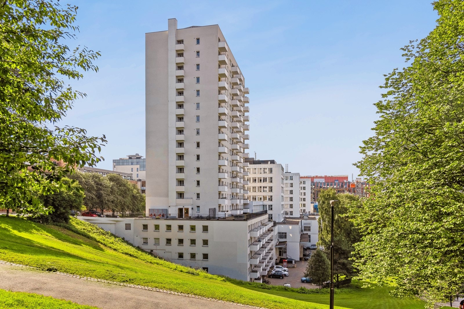 Fossheim borettslag er idyllisk plassert ved Akerselva og Beierbakken. Alle leilighetene har balkong, tilgang til felles terrasse i 6. etasje, 3 sykkelrom, og mulighet til å leie et selskapsrom og en gjestehybel Galleribilde
