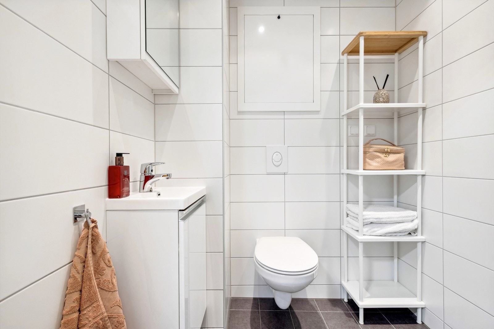 Flislagt bad med varmekabler i gulvet. Badet fikk i 2022 nye overflater, membranløsninger, sluk, røropplegg, innredning og sanitærutstyr Galleribilde