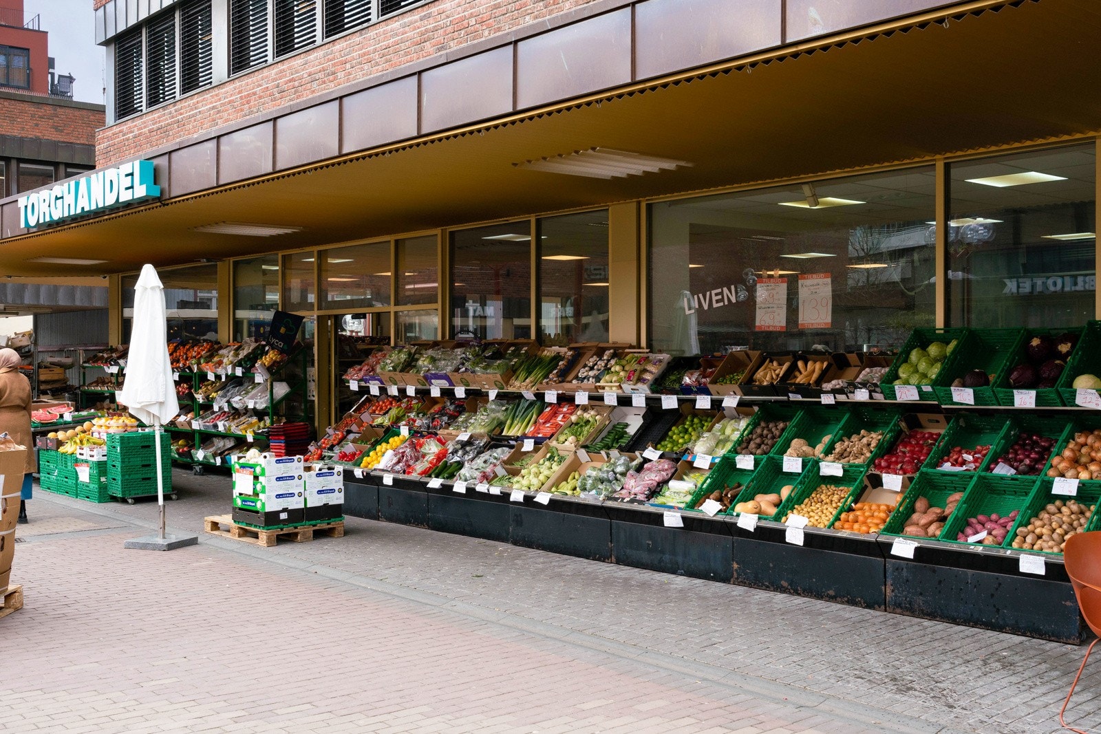 Tøyen torg med et spennende utvalg av restauranter/caféer, samt diverse dagligvareforretninger. Galleribilde