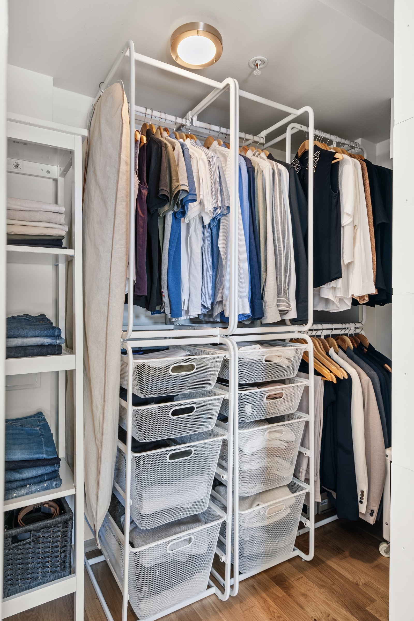 Rikelig med plass til oppbevaring av klær og sko. Garderobeinnredningene vil følge leiligheten ved salg. Galleribilde