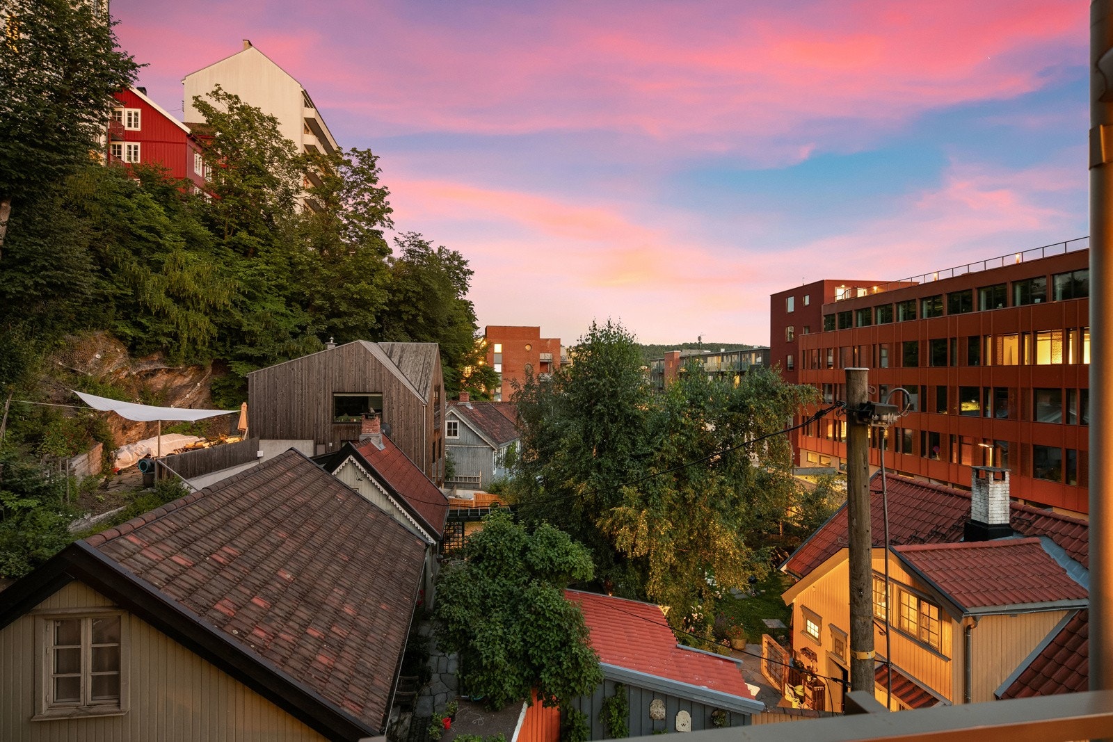 Gode solforhold fra formiddag til kveld, og nydelig utsikt over trehusbebyggelsen. Galleribilde