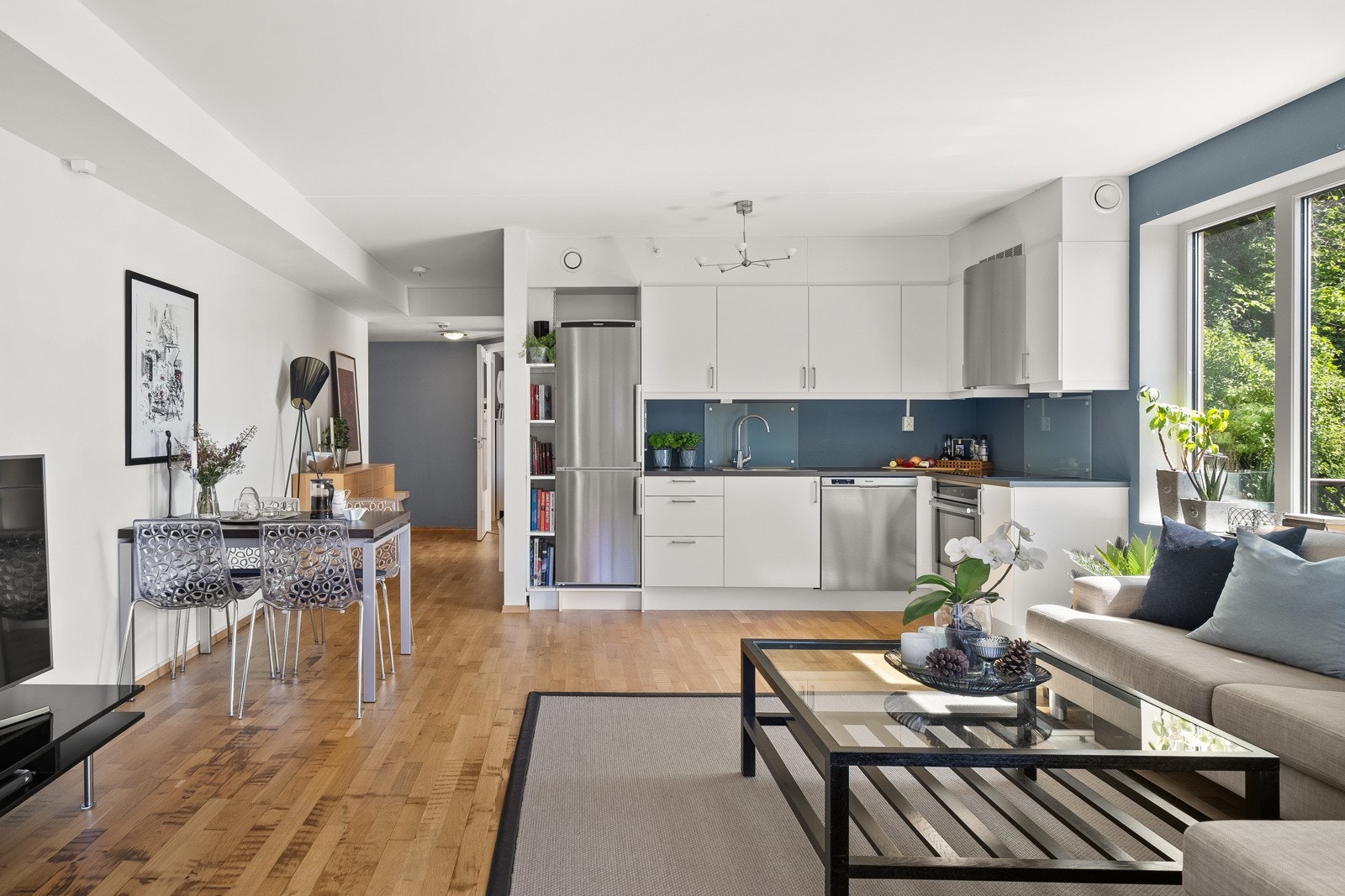 Kjøkkenet er praktisk plassert i det ene hjørnet av stuen. Galleribilde