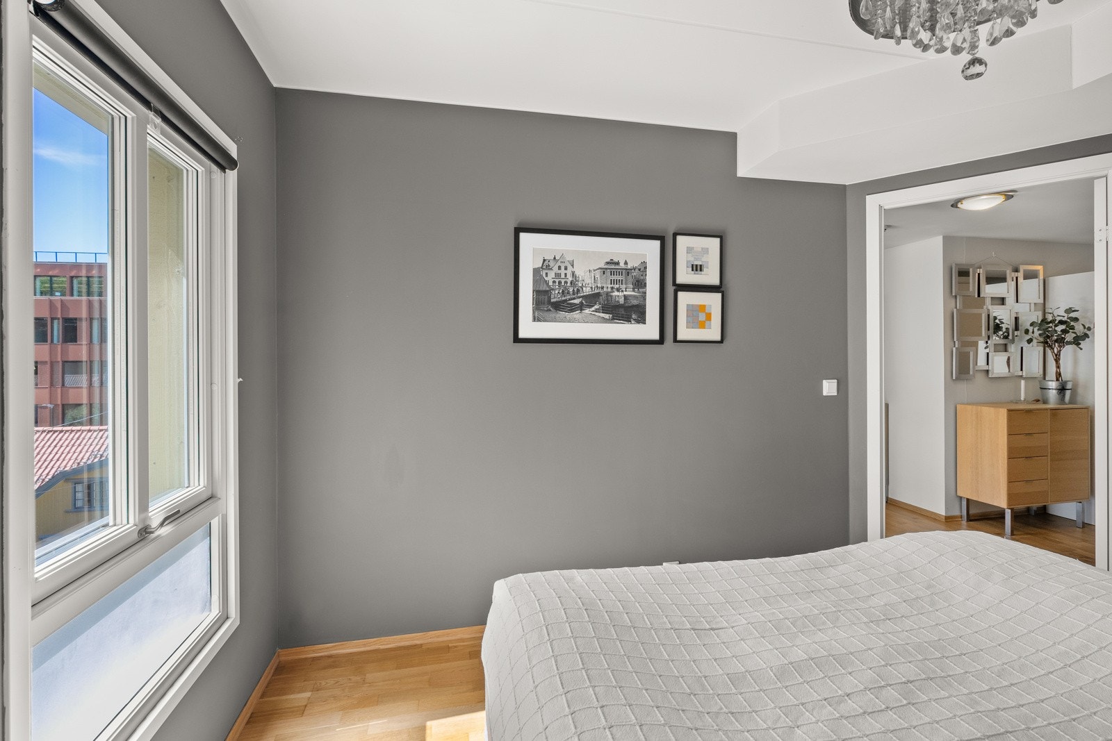 Skulle du ha behov for enda mer oppbevaringsplass, har du mulighet til å sette flere garderobeløsninger. Galleribilde