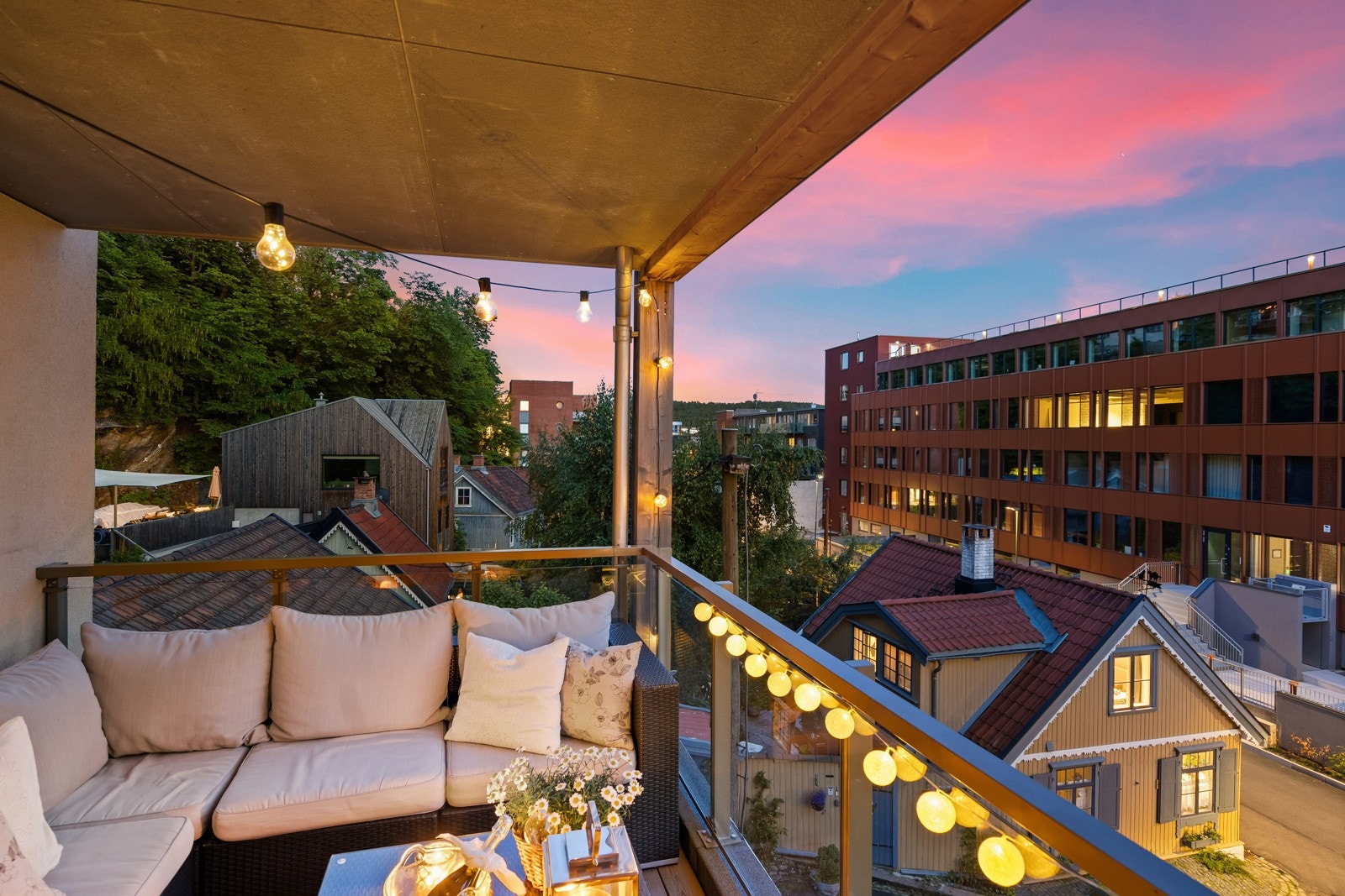 Her vil du få en leilighet av de sjeldne, med trappefri adkomst, solrik balkong og takterrasse, samt garasjeplass som medfølger leiligheten. Galleribilde