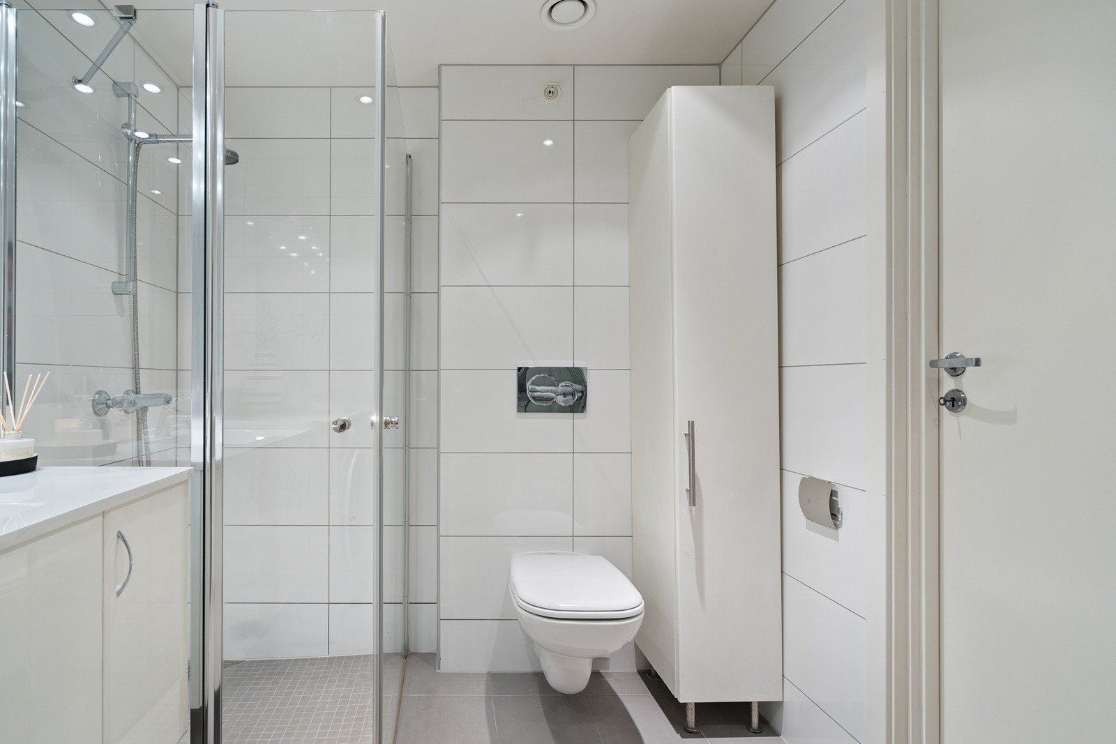 Det er godt med skapplass på badet i både servant- og høyskap. Galleribilde