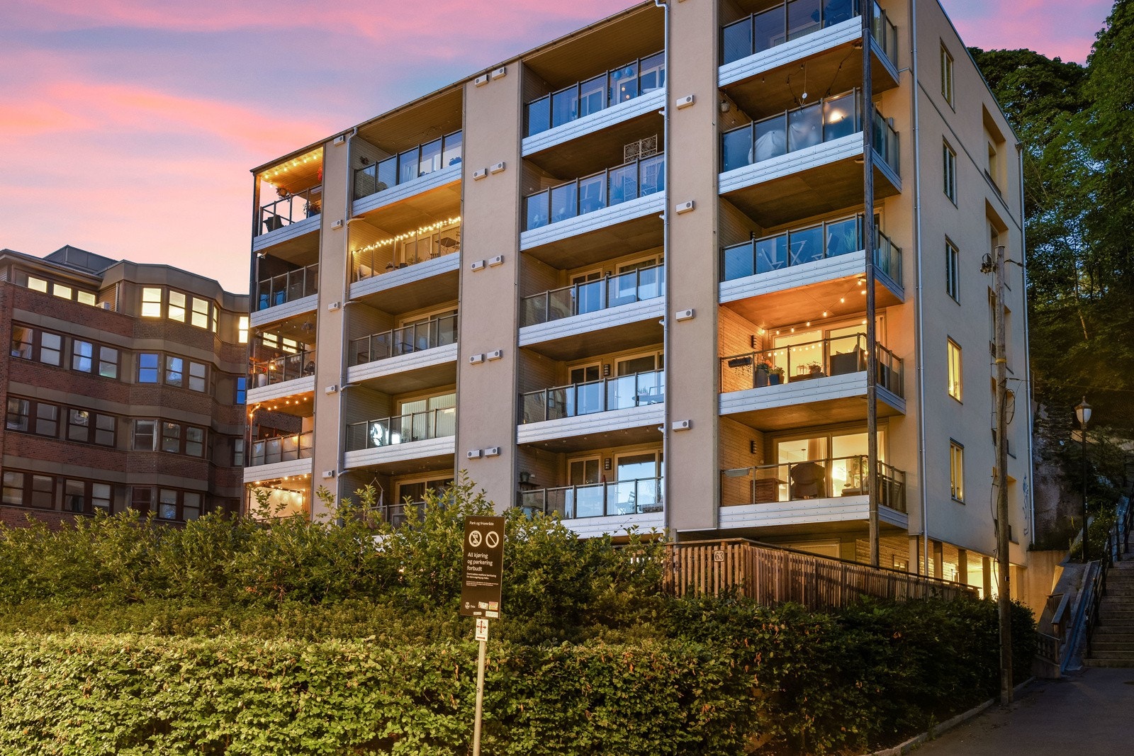 Blokken er omkranset av fine grøntområder. Galleribilde