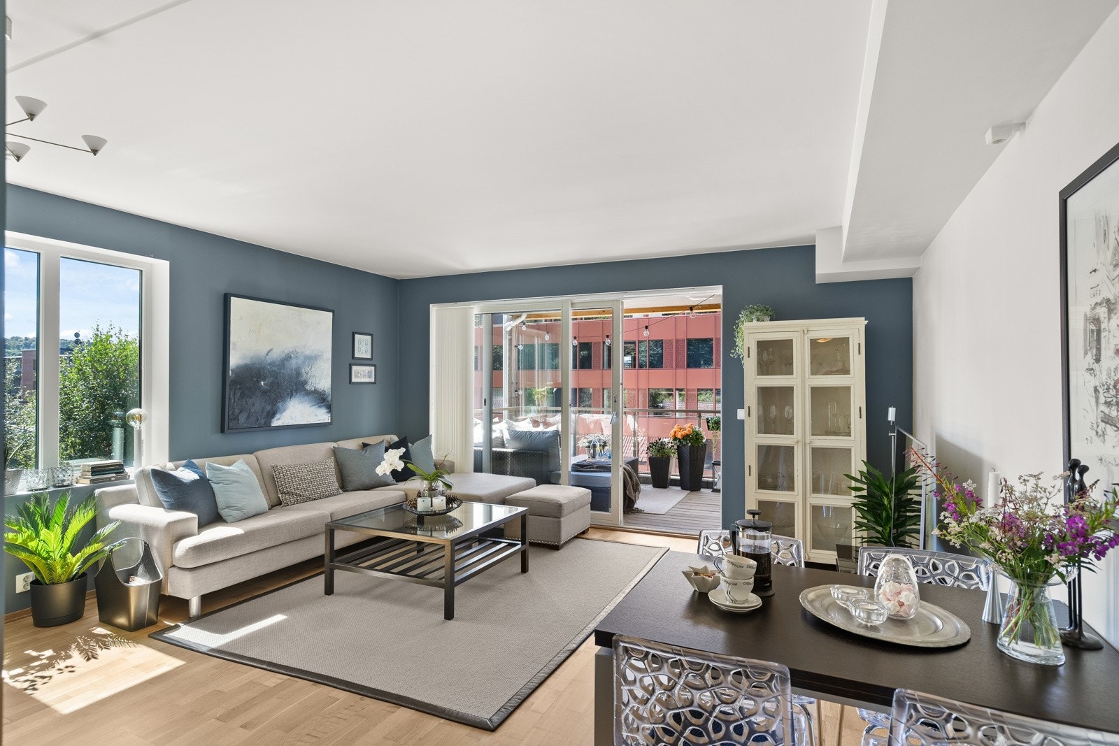 Leiligheten har en stor og luftig stue med mye lys som slippes inn fra to sider. Galleribilde