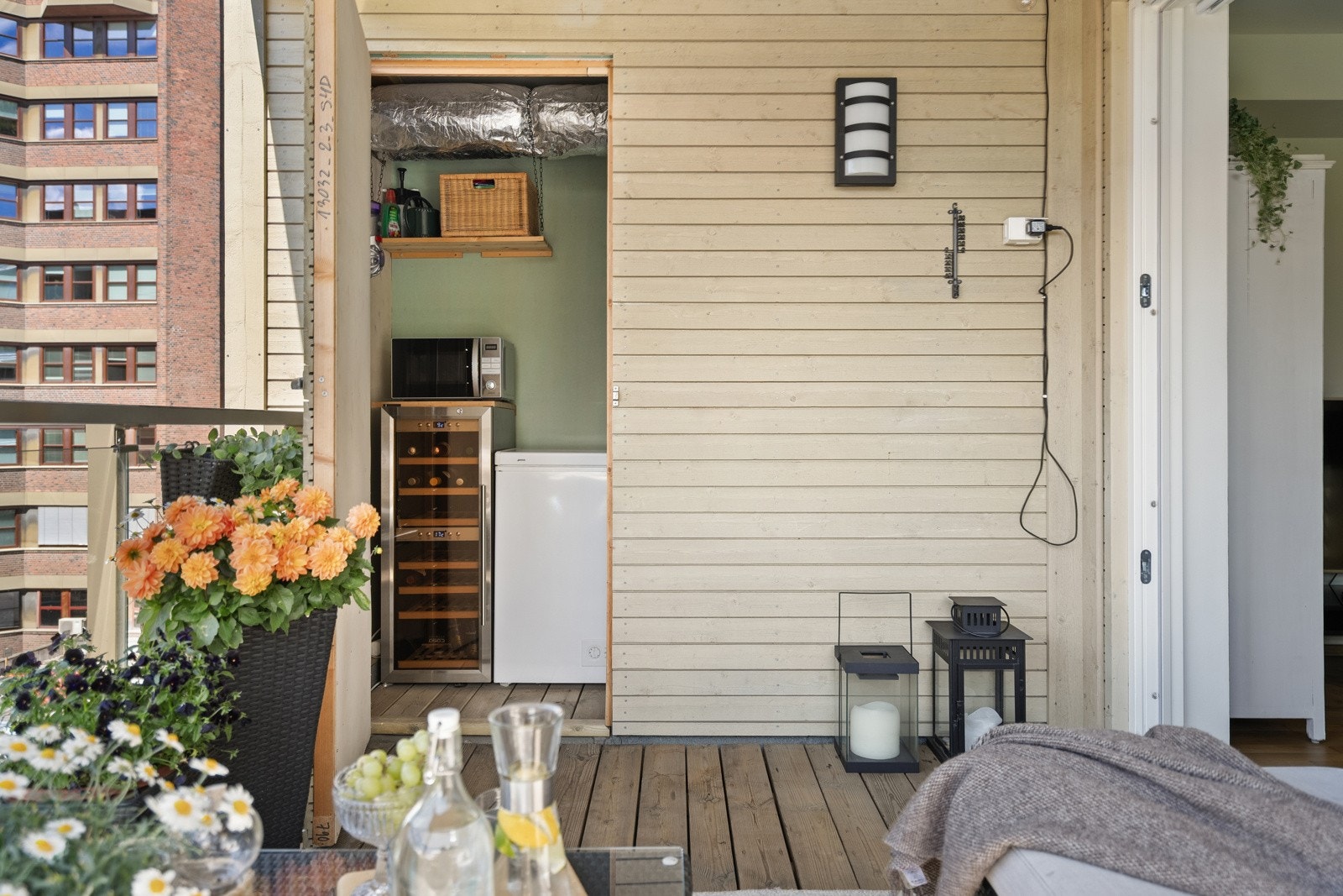 I tilknytning til balkongen har du en isolert bod som gir deg gode oppbevaringsmuligheter til f.eks utemøblement, vinskap og en fryseboks. Galleribilde