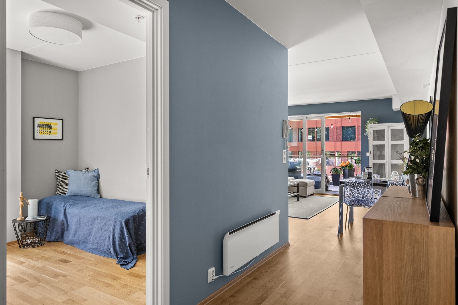 Leiligheten har en romslig gang som gir en fin flyt mellom alle rommene. Galleribilde