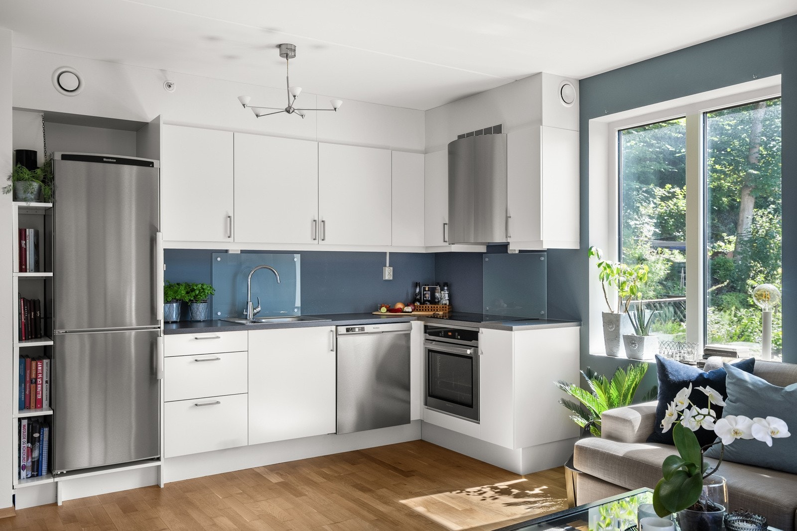 Her får du moderne kjøkkeninnredning fra 2015, hvor hvitevarene ble oppgradert i 2016. Galleribilde