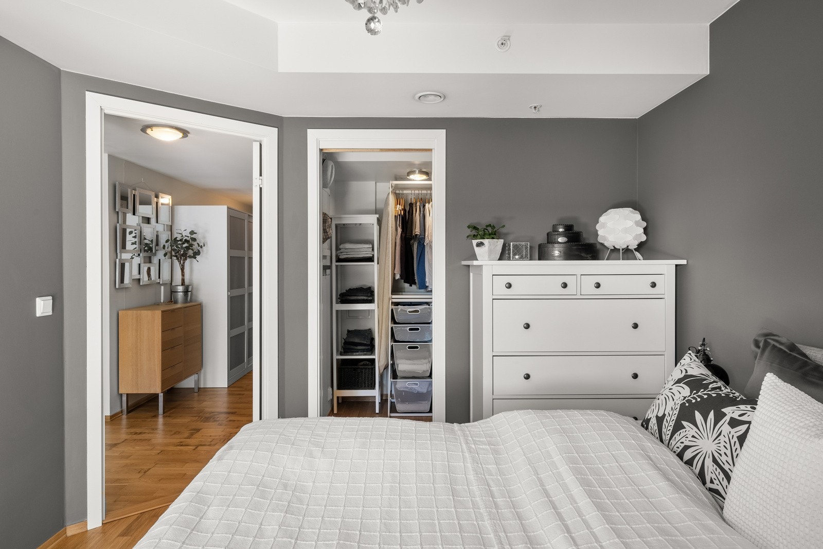 Fra hovedsoverommet har du tilgang til walk-in garderobe. Galleribilde