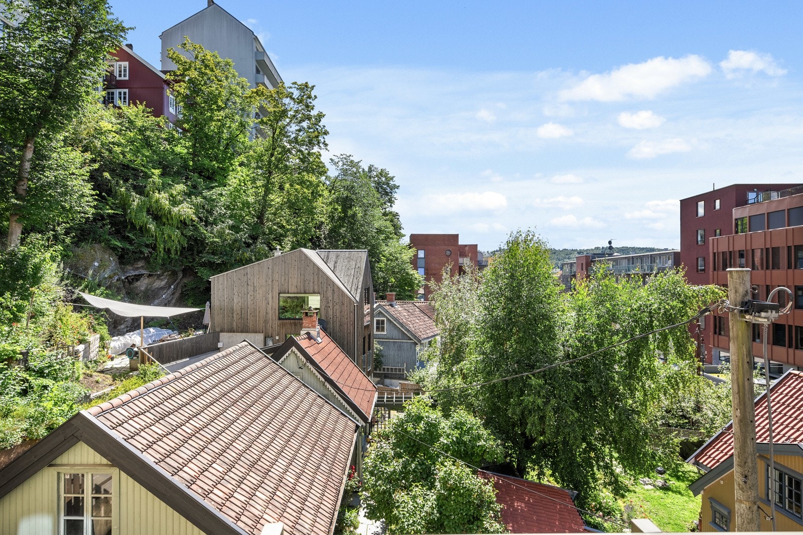 Trivelig utsikt fra stuen, hvor du ser utover trehusbebyggelsen. Galleribilde