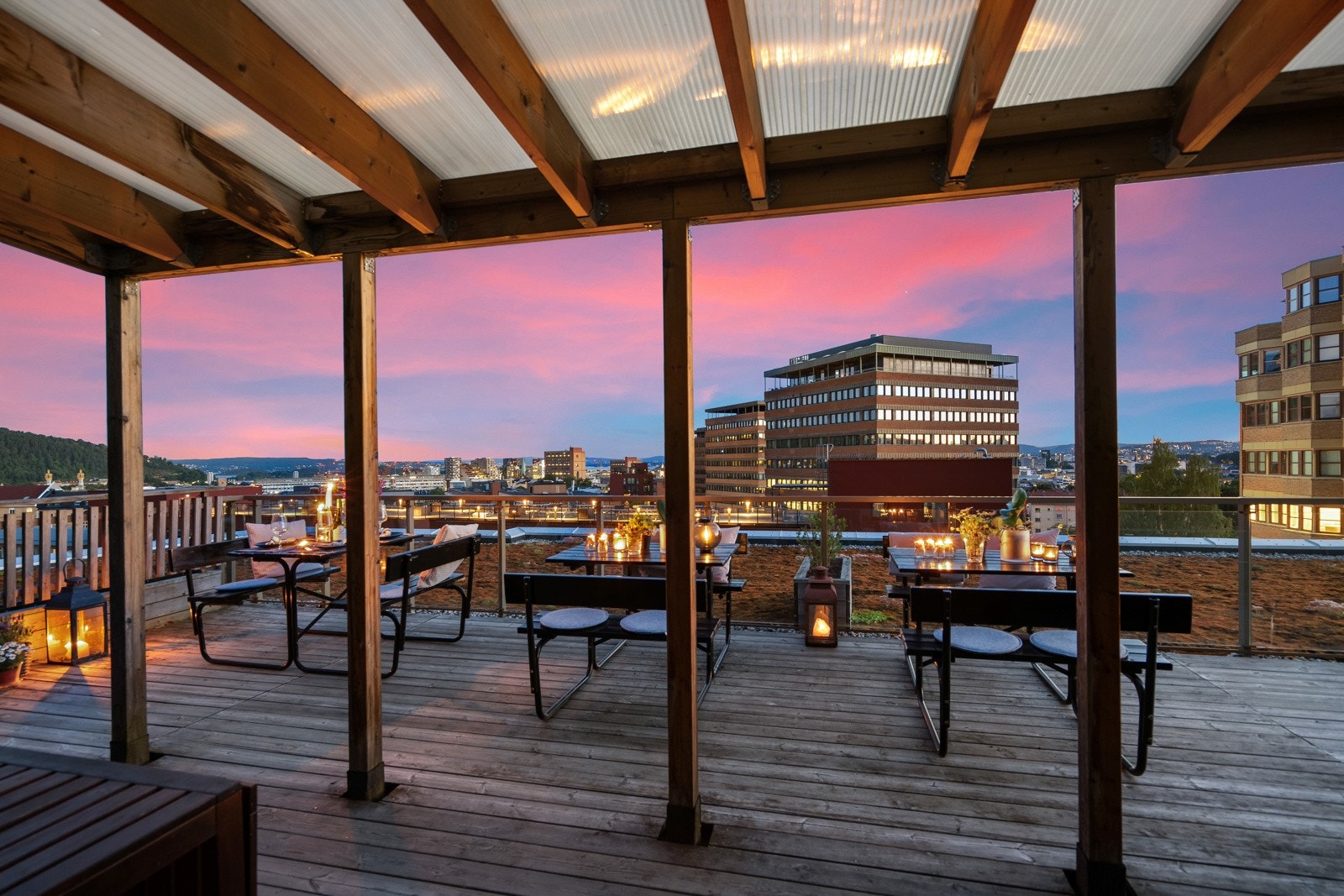 Sameiet har en stor takterrasse til glede for beboerne. Takterrassen har flere sittegrupper og mulighet for solsenger. Galleribilde