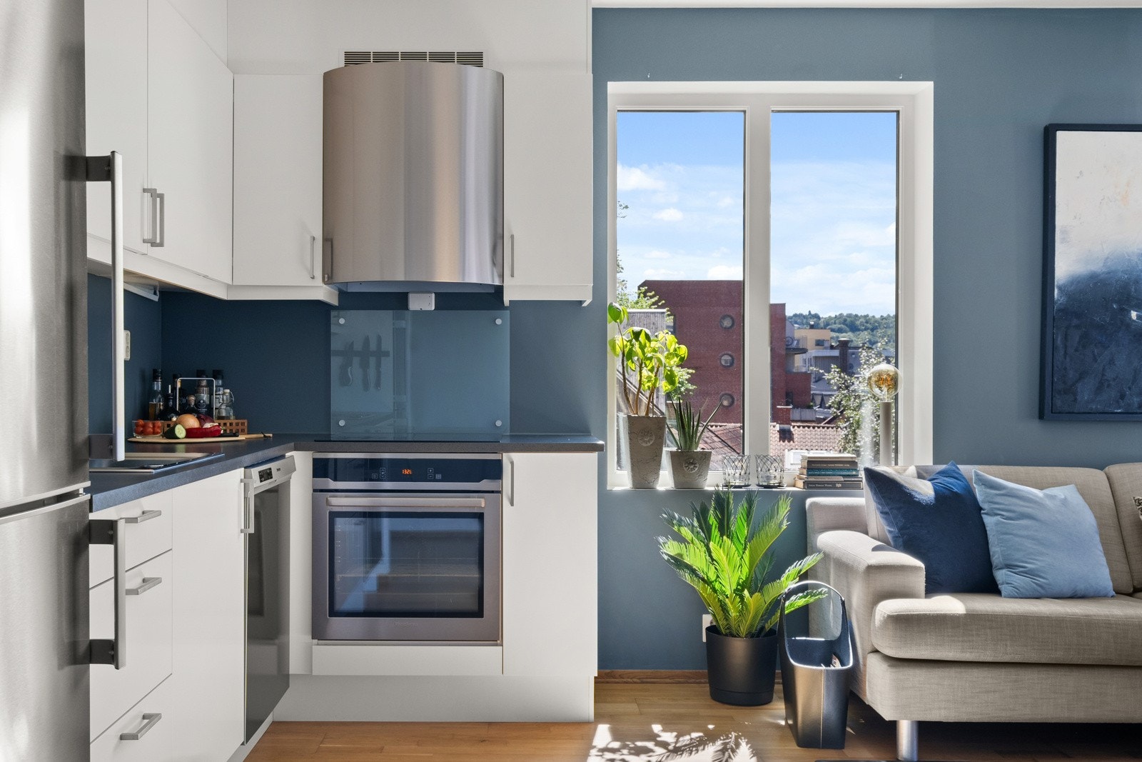 Dersom du skulle trenge enda mer skap- og benkeplass, vil du få plass til en kjøkkenøy, som også fungerer som et skille mellom kjøkken og stue. Galleribilde