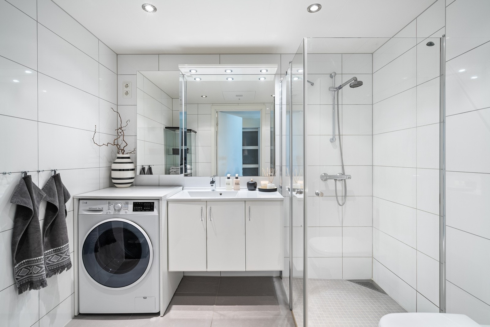 Badet er pent flislagt og har en god størrelse. Her kan du få plass til både vaskemaskin og tørketrommel. Galleribilde