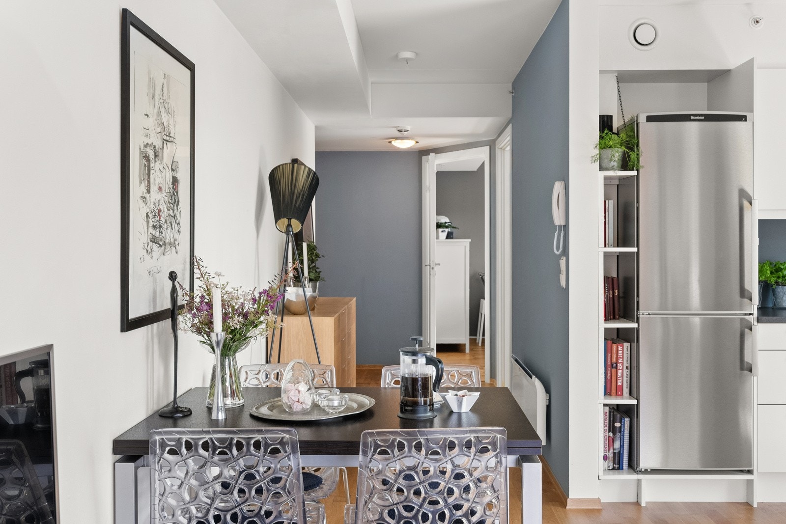 Leiligheten er i dag innredet med spisebord til 4 personer. Om ønskelig får du også plass til et større spisebord. Galleribilde