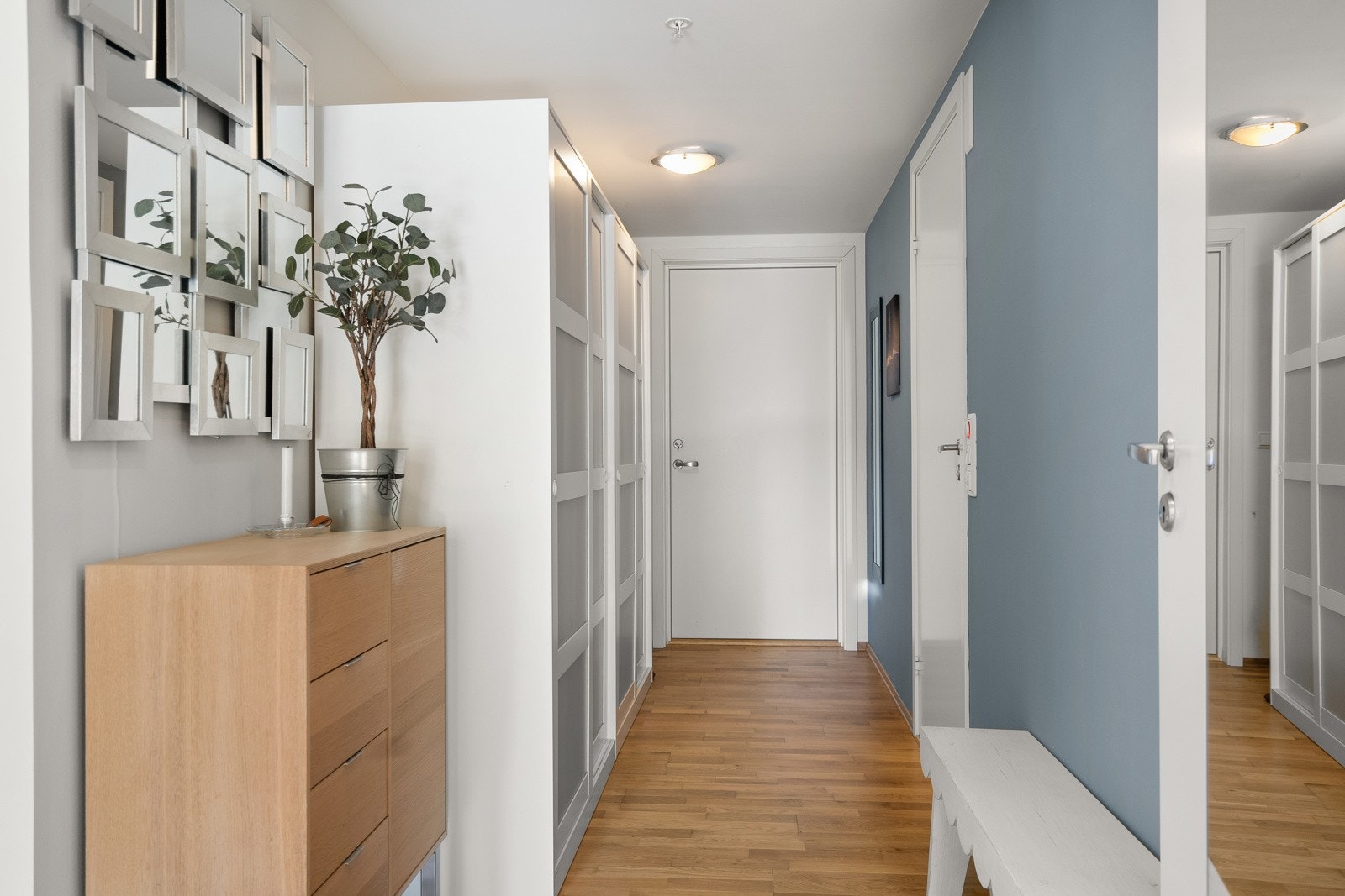 Entré/gang med stor garderobeløsning. Galleribilde