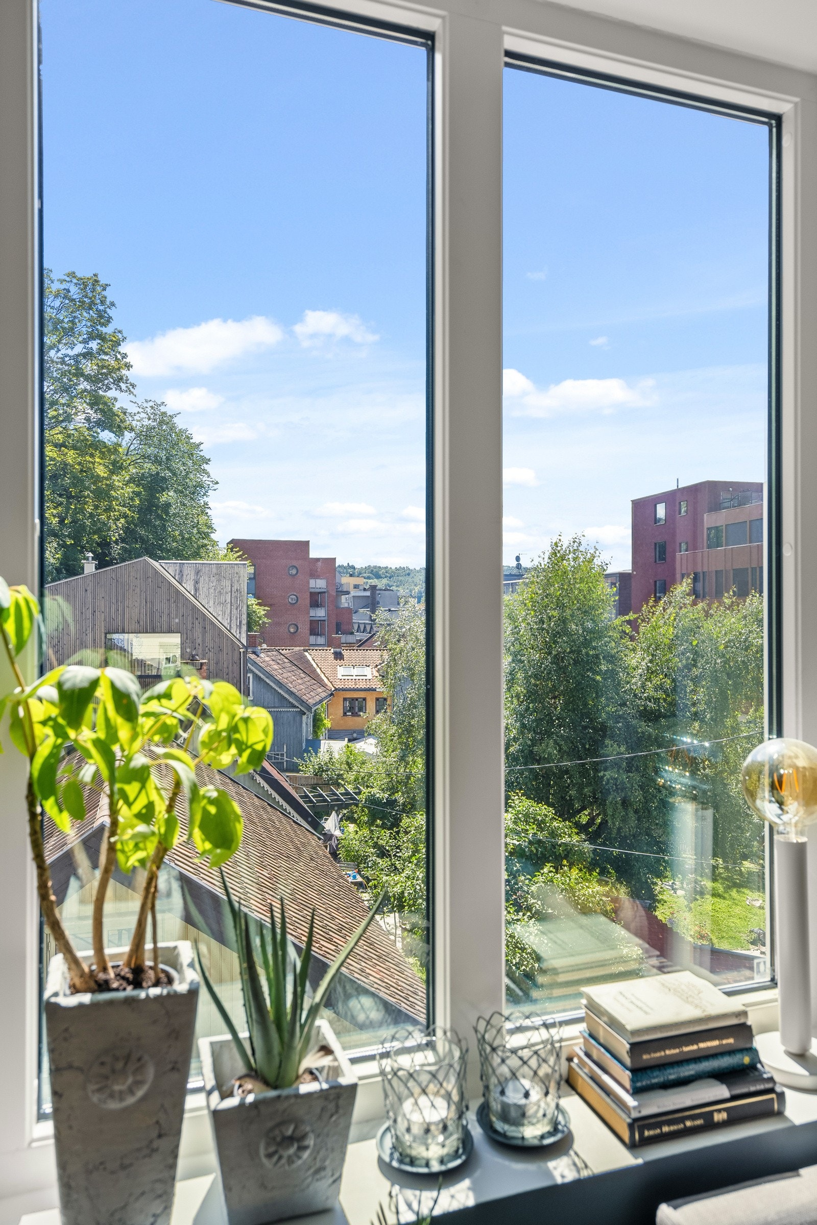 Utsikten fra stue/kjøkken. Galleribilde