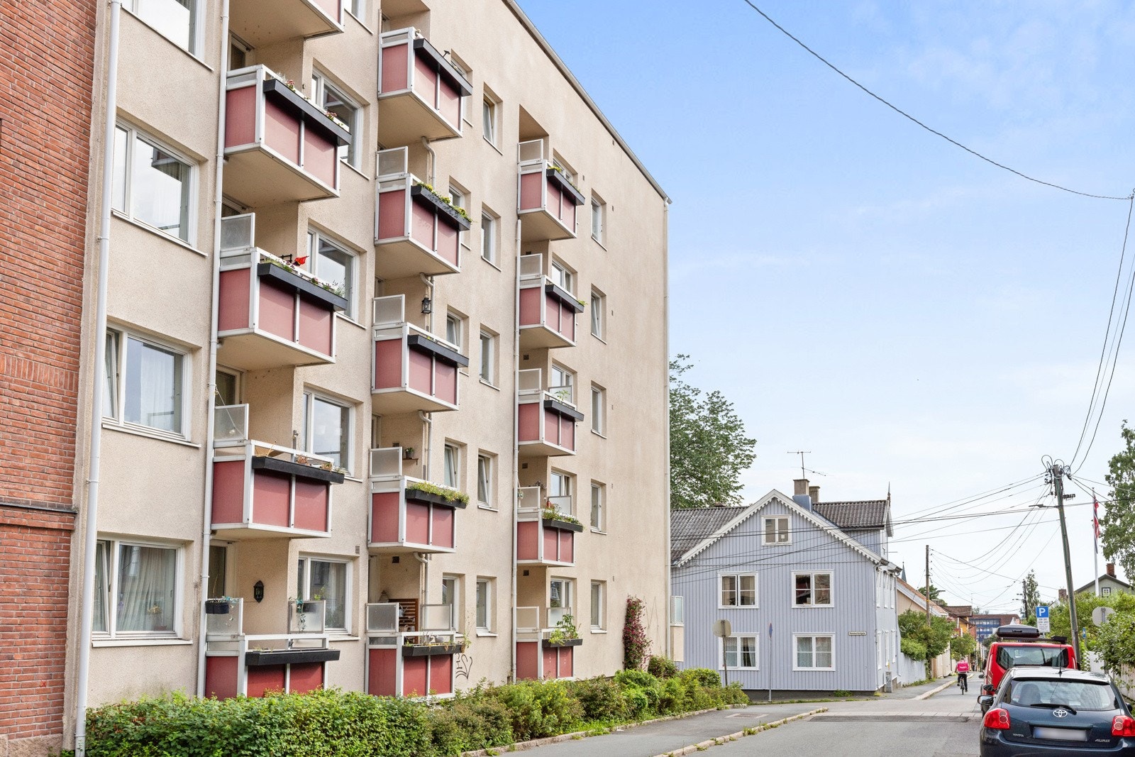 - Gården vender mot rolig, enveiskjørt gate og har svært god vedlikeholdshistorikk - Galleribilde