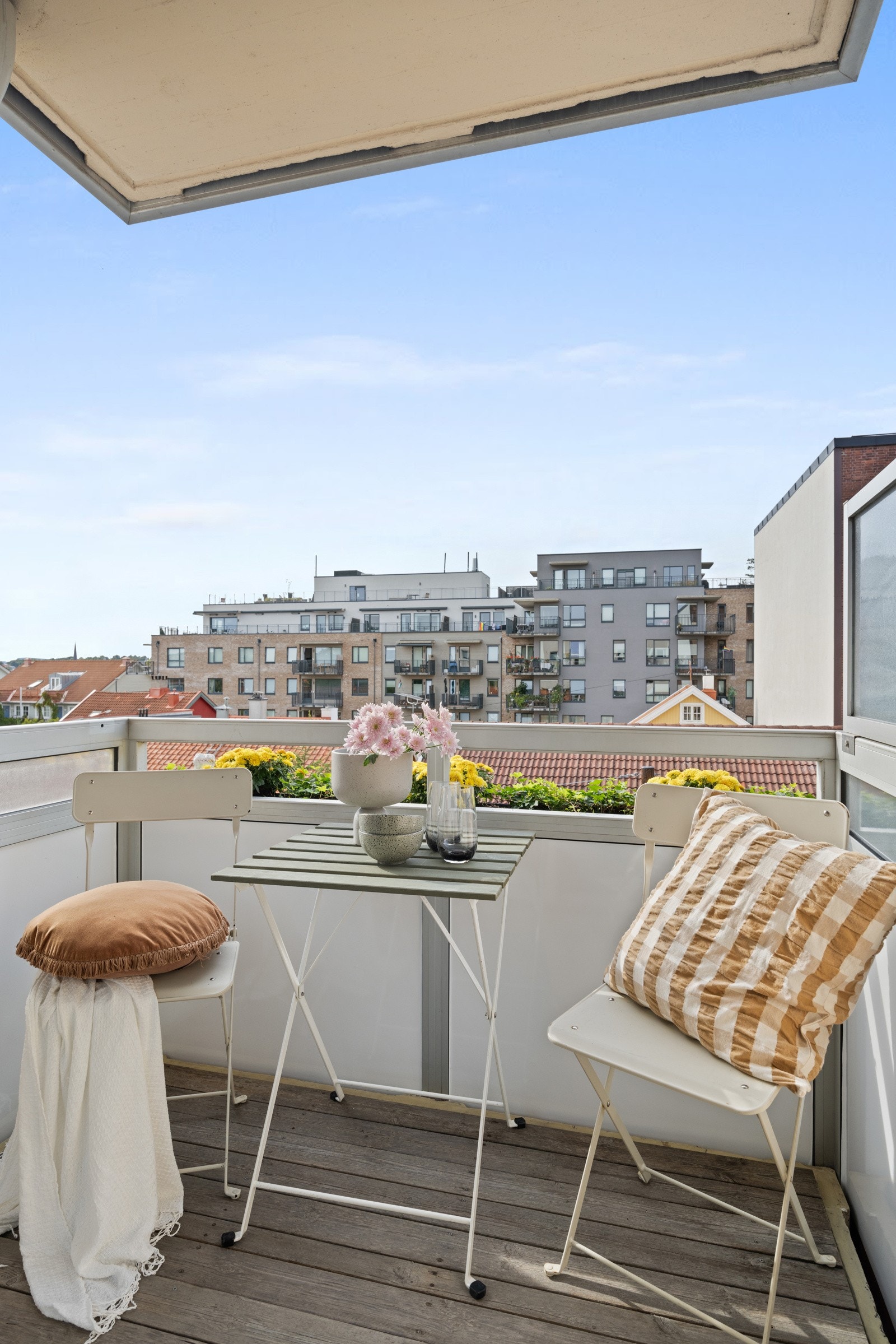 - Balkongen vender mot rolig, enveiskjørt gate og har sol fra ca kl 16:00 - 21:30 sommerstid - Galleribilde