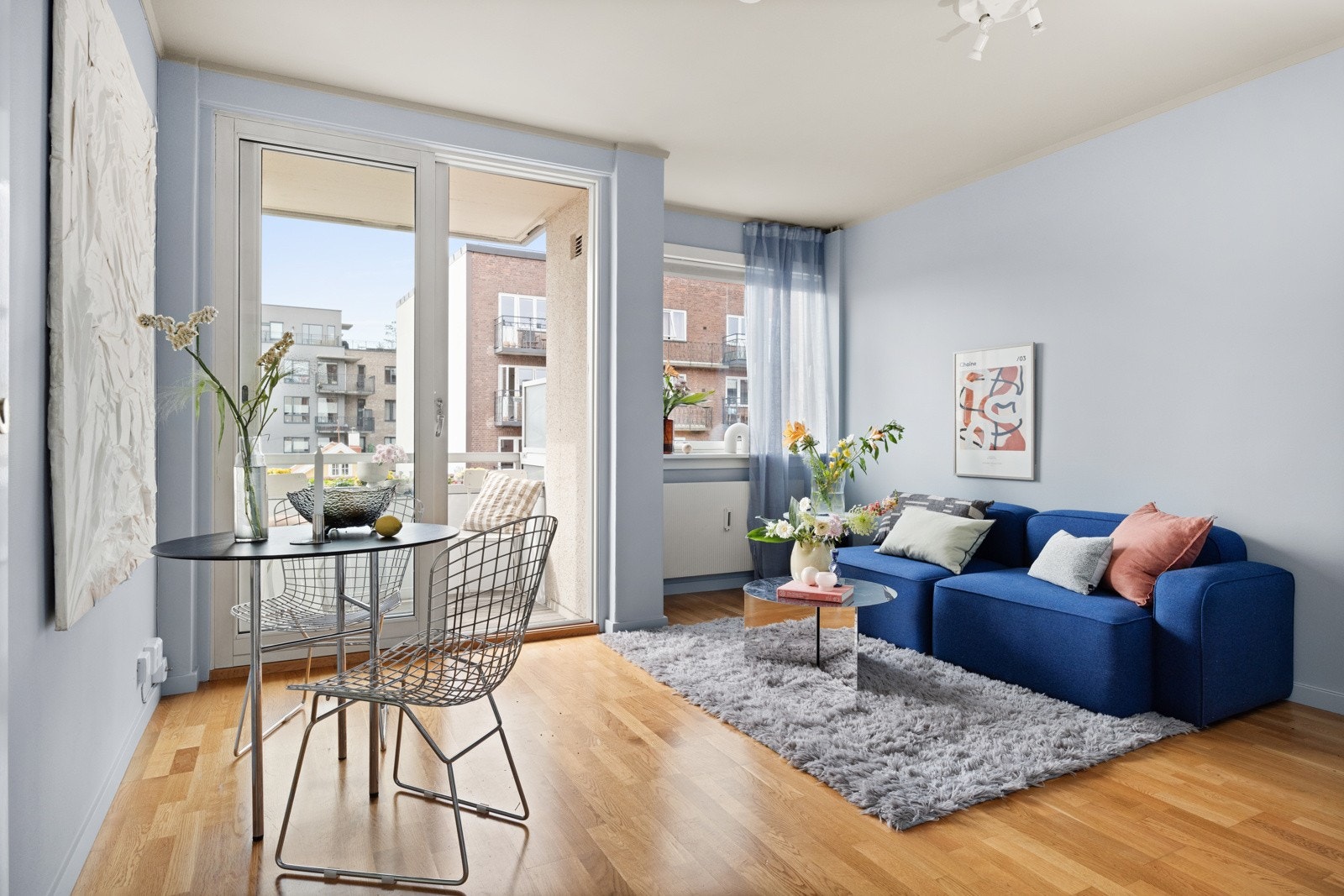 - Romslig stue med god plass til sittegruppe, spisebord, bokhyller osv - Galleribilde
