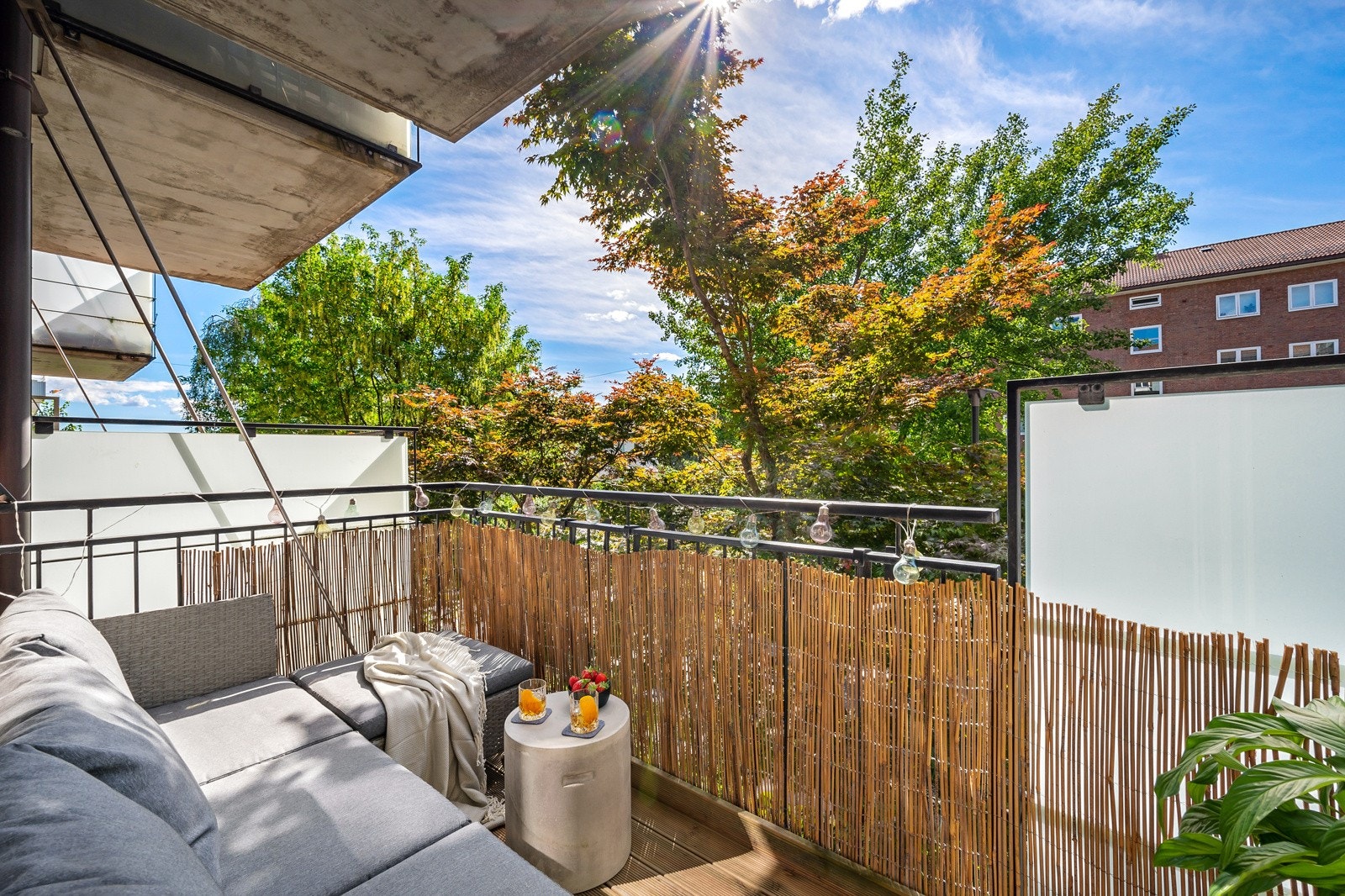 Balkongen oppleves som usjenert og solfylt - en grønn oase sentralt i Oslo! Galleribilde