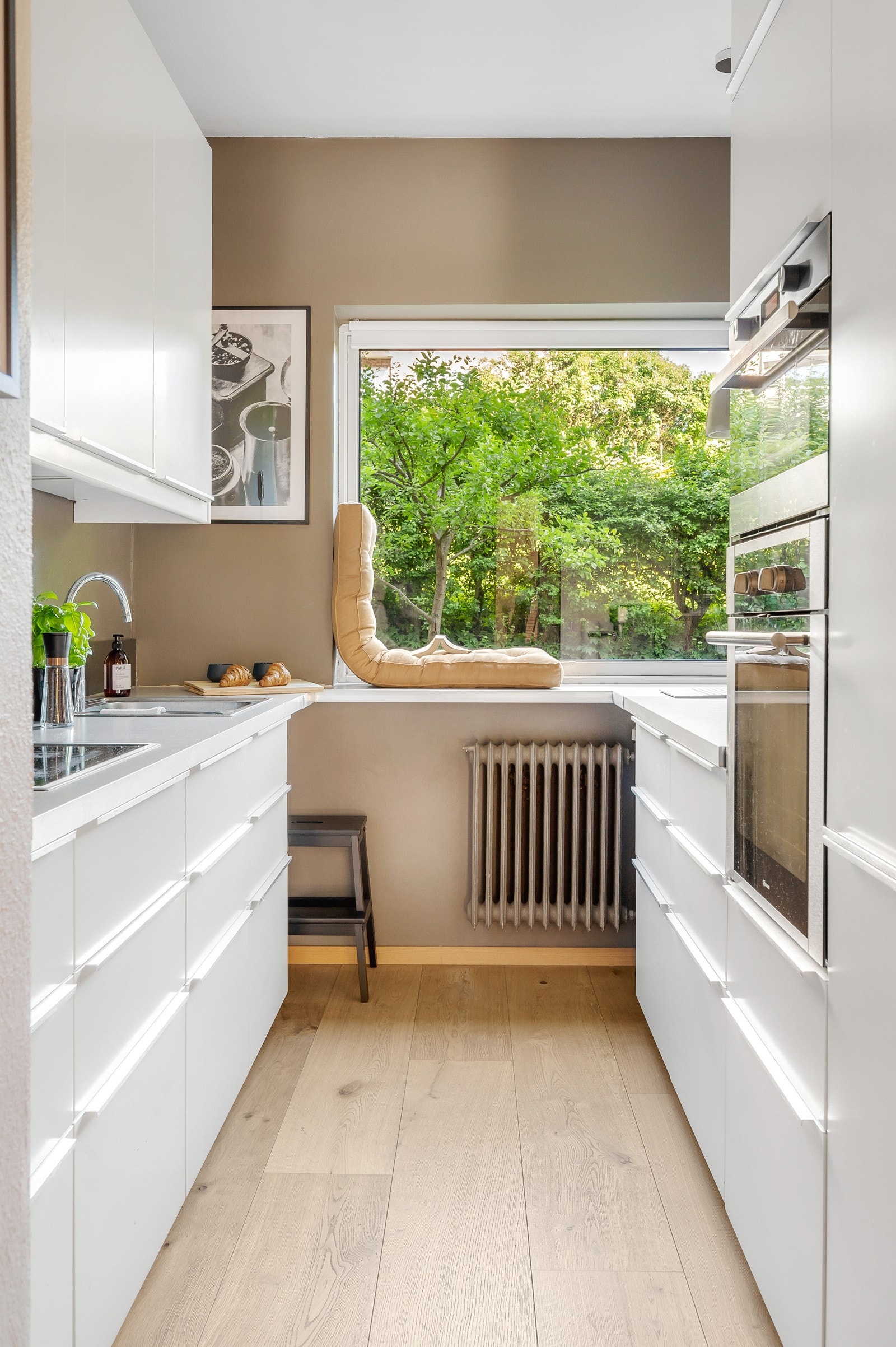 Kjøkkenet vil du finne i et separat rom, hvor du har rikelig med skap- og benkeplass. Galleribilde