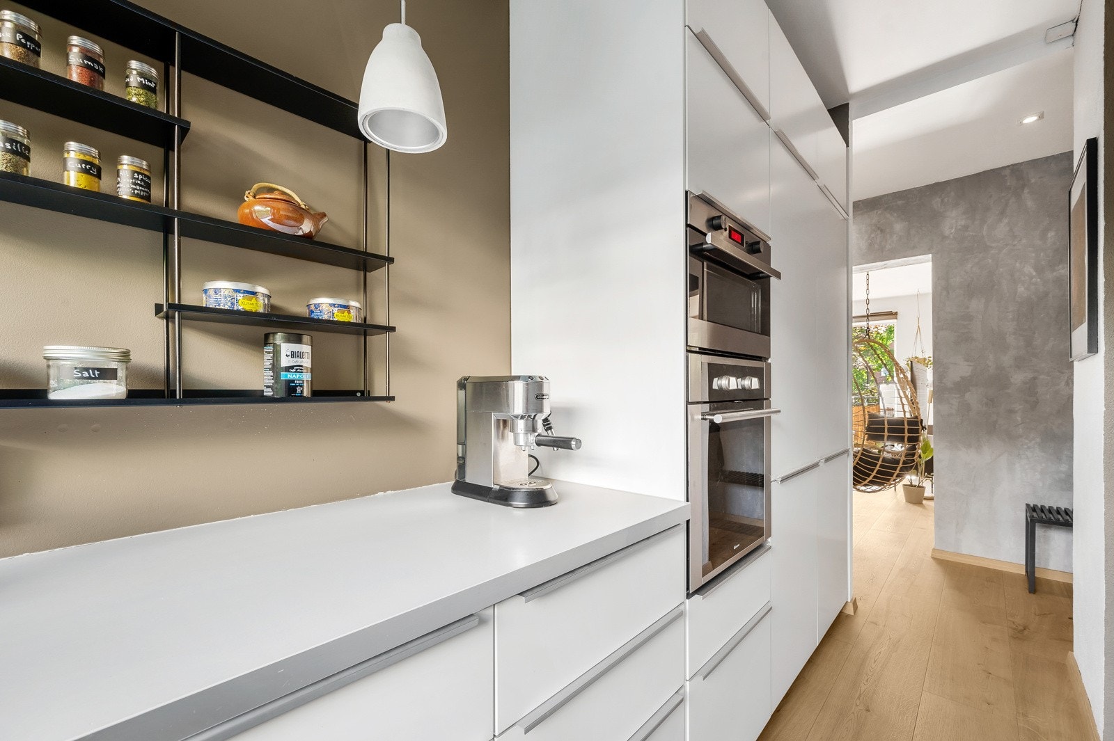 Her har du gode arbeidsflater som gjør kokkeleringen enkel! Galleribilde