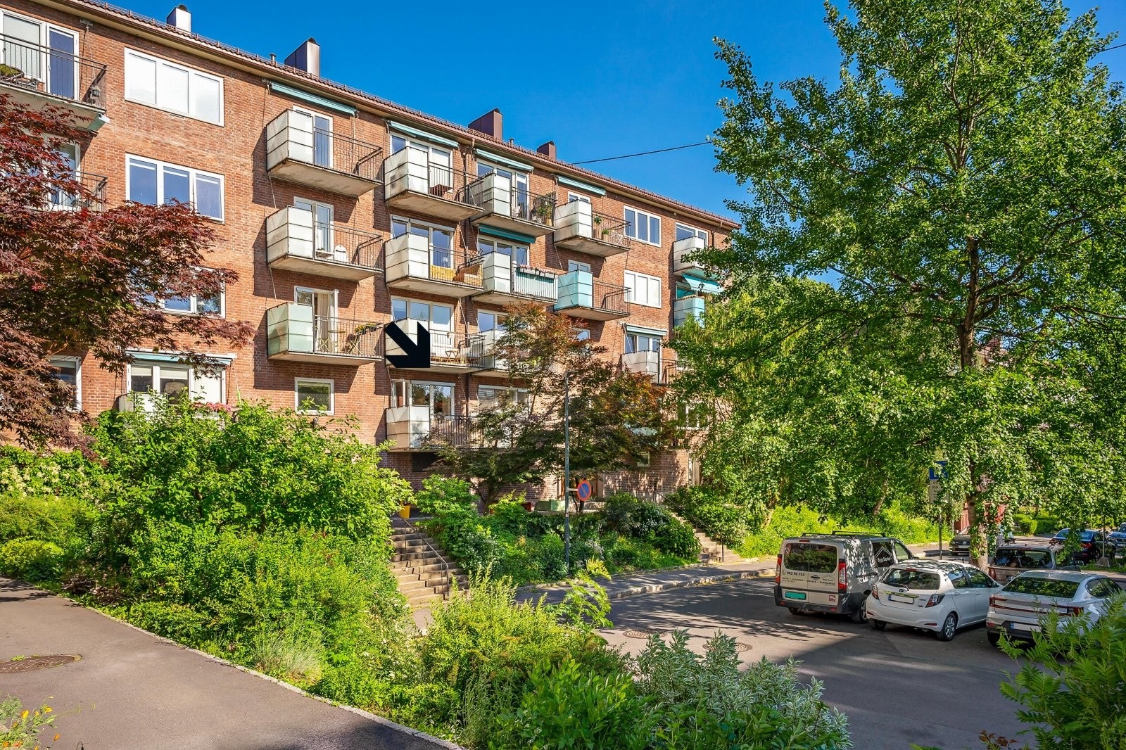 Leiligheten ligger i byggets første boligetasje, men vil oppleves som en 2.etasje fra bakkeplan. Galleribilde