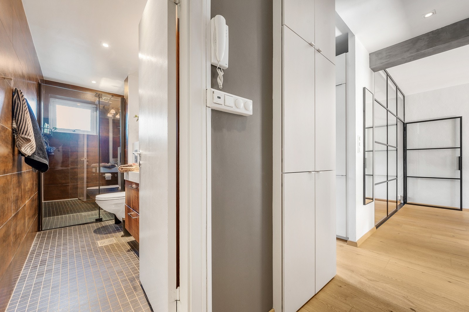 Det hvite innebygde skapet i gangen har også opplegg for og plass til vaskemaskin. Galleribilde