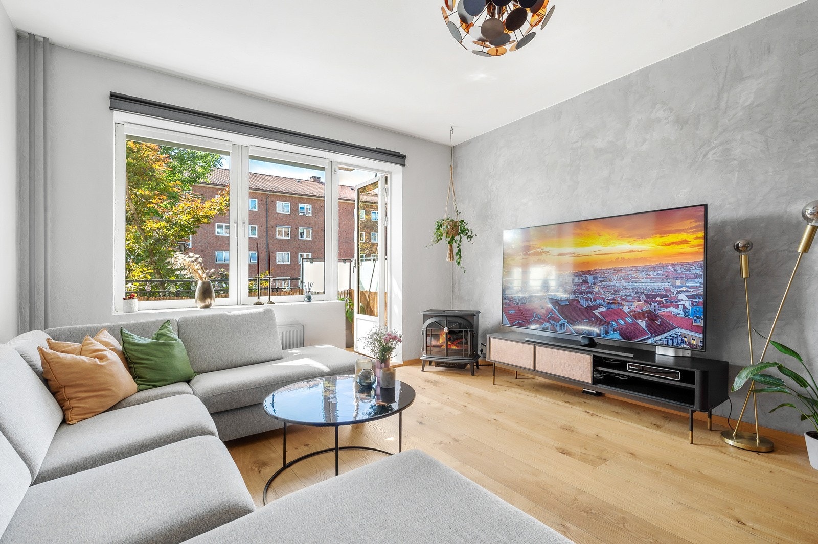 Leiligheten har en god takhøyde som gir deg en lys og luftig atmosfære. Galleribilde