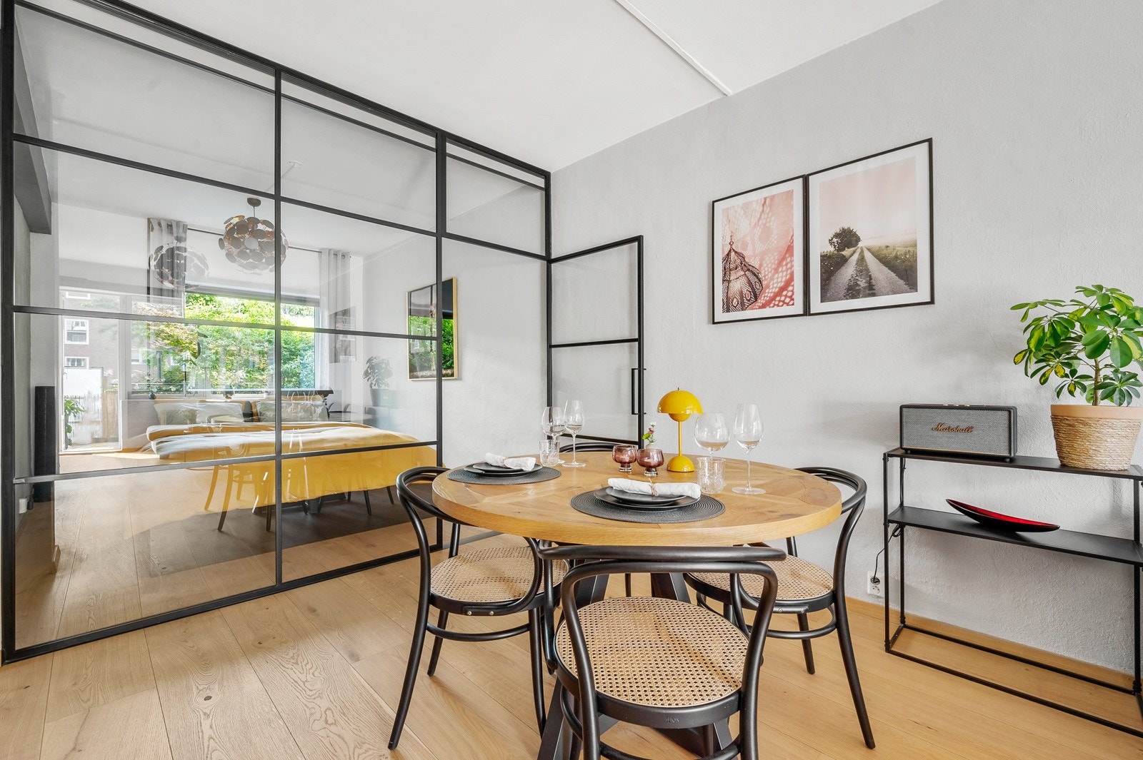 Det er montert en lekker smijernsvegg som skiller stuen og soverommet. Galleribilde