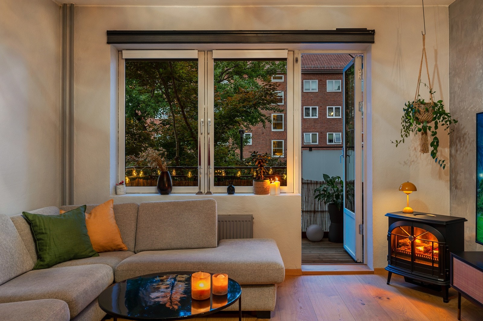 Flotte og store vindusflater som slipper inn rikelig med lys. Vinduene er fra 2005 og balkongdøren er fra 2008. Galleribilde