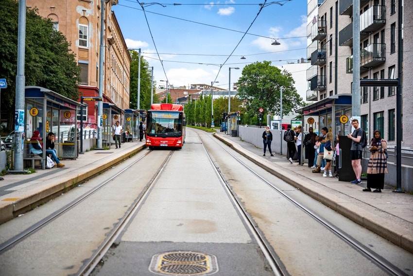 Et av Oslos beste kollektivknutepunkt vil du finne på Carl Berner. Her har du hyppige avganger med T-bane, buss og trikk. Galleribilde