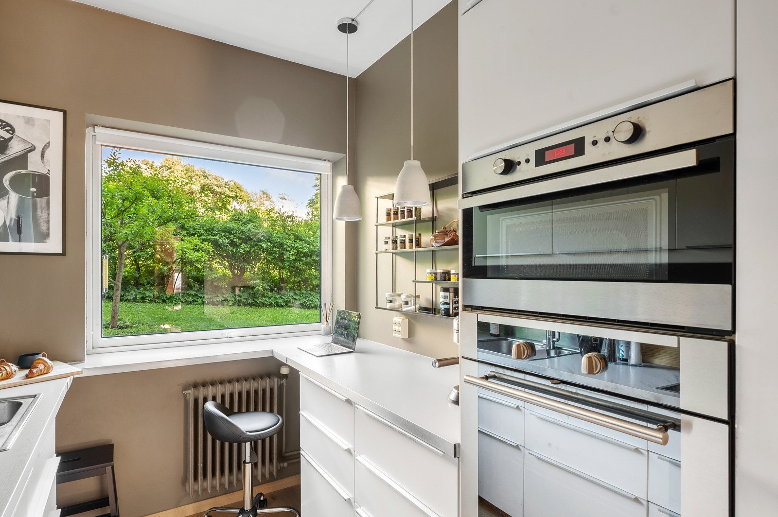 Kjøkkenet er utstyrt med integrerte hvitevarer som vil følge boligen ved salg. Galleribilde