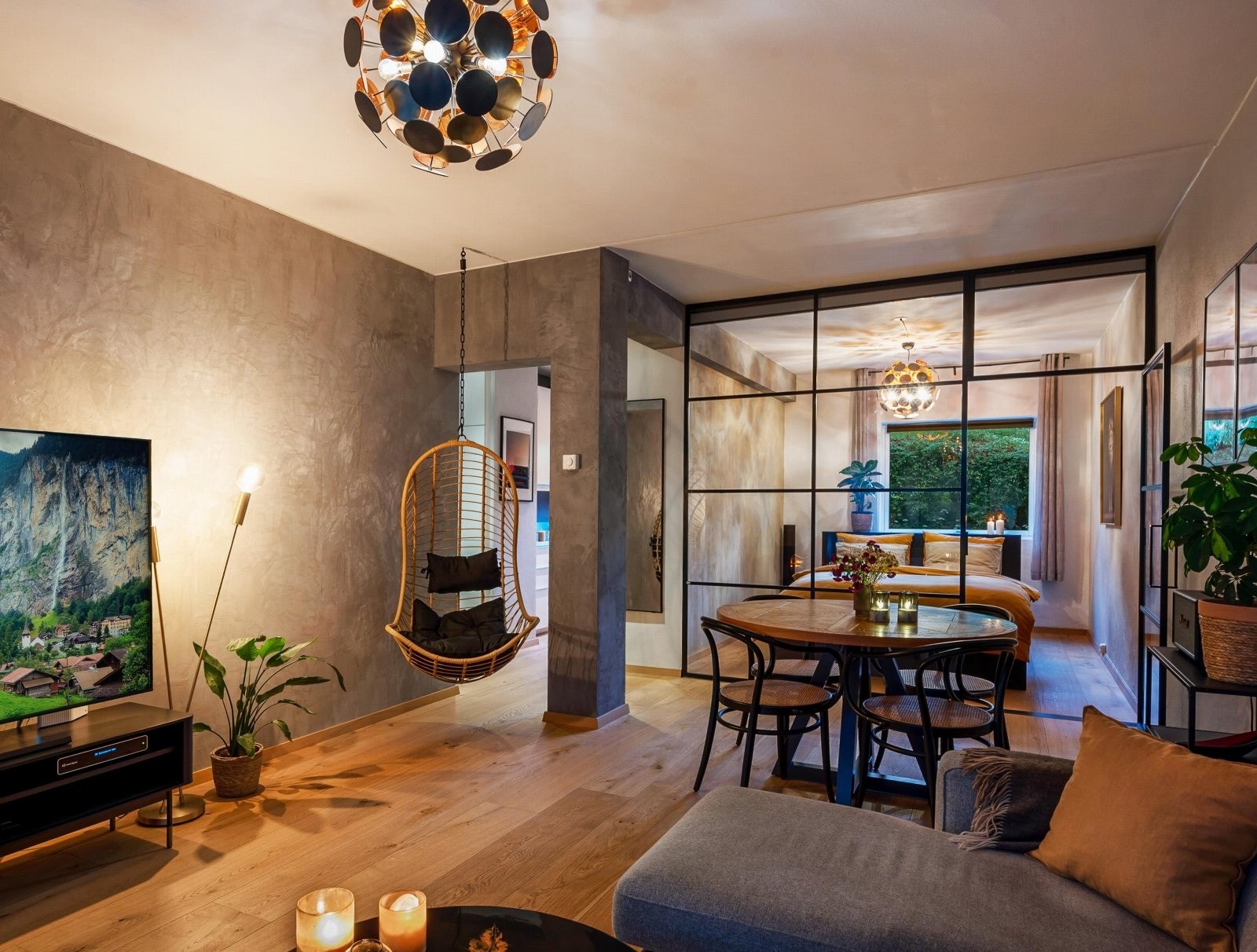 Leiligheten er malt i lune og fine farger, og i kombinasjonen med lekre 1-stavs parkettgulv vil du få et moderne inntrykk av boligen. Galleribilde