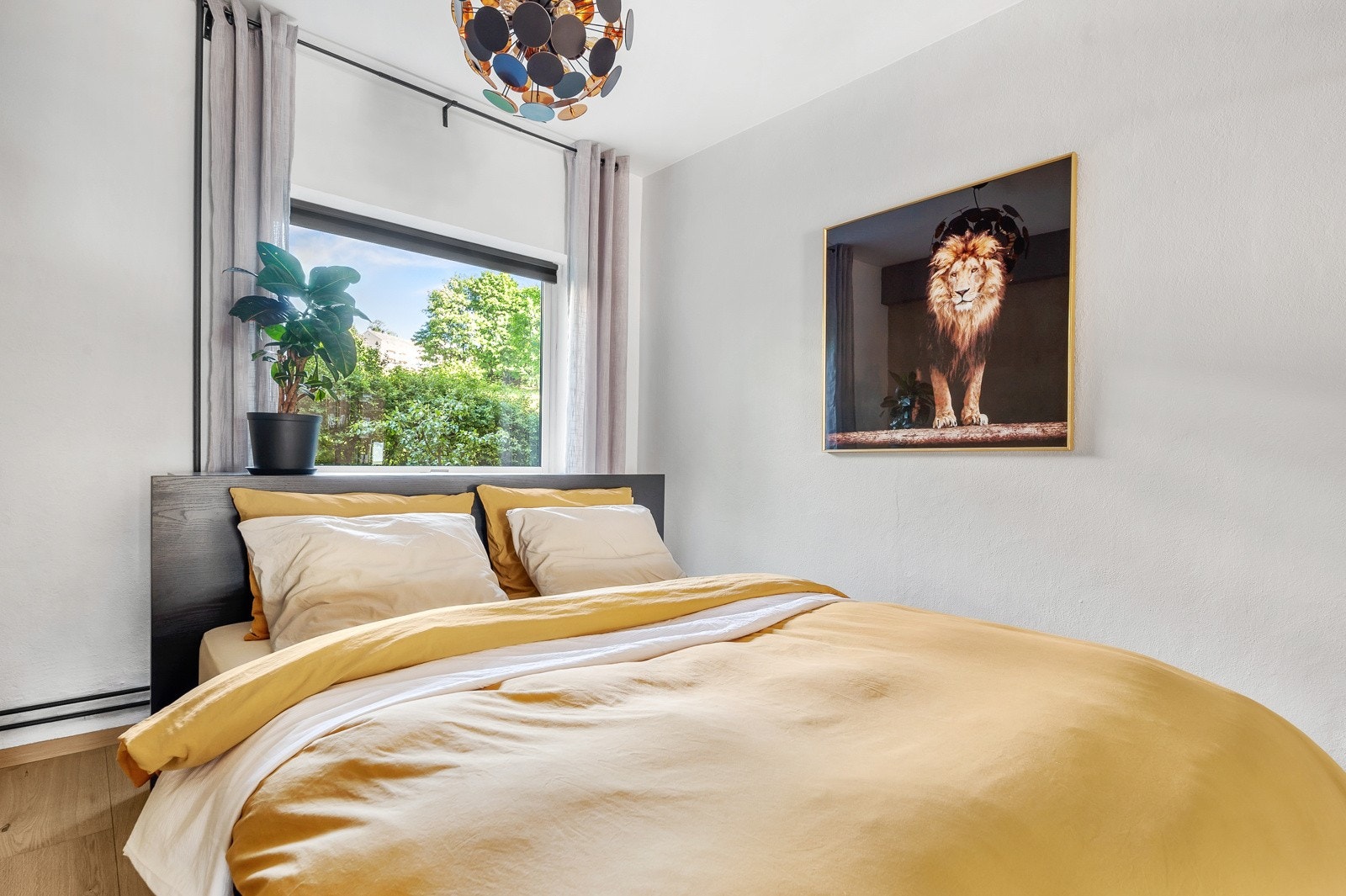 Soverommet vender ut mot rolig område, med lite innsyn og hyggelig utsyn mot grøntområder. Galleribilde