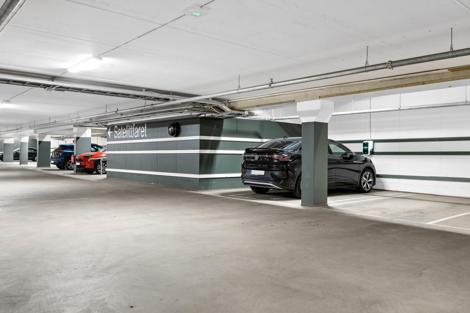 Garasjeplass med elbil-lader medfølger. Galleribilde