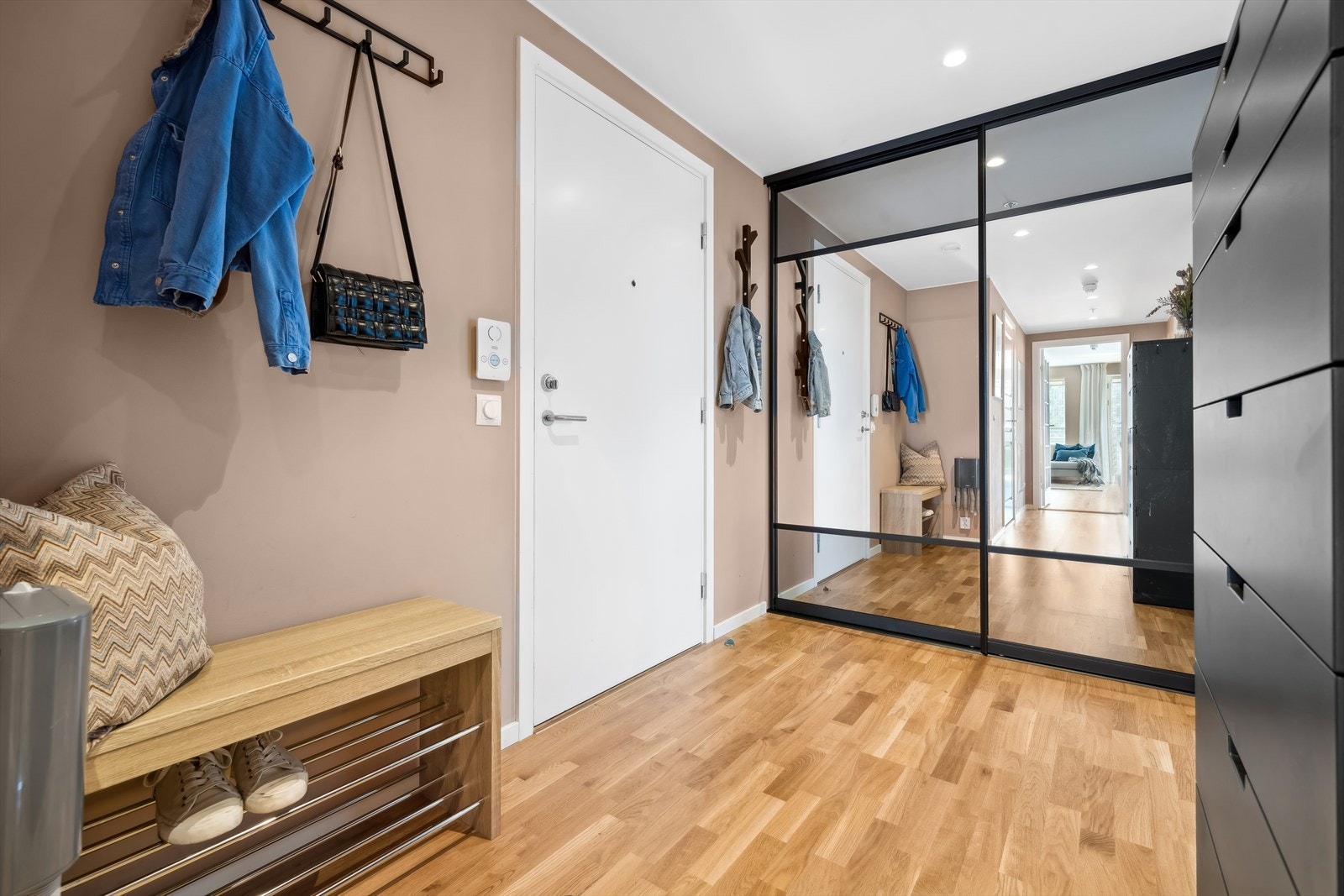 Stor entré med skyvedørsgarderobe ønsker velkommen inn. Galleribilde