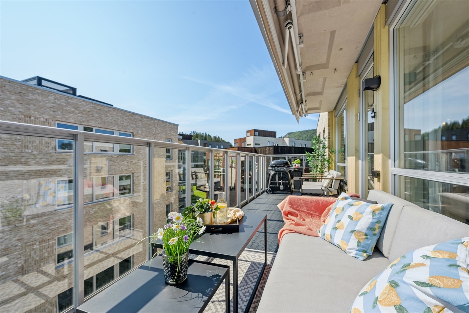 Rikelig plass til både grillplass og sittegrupper. Galleribilde
